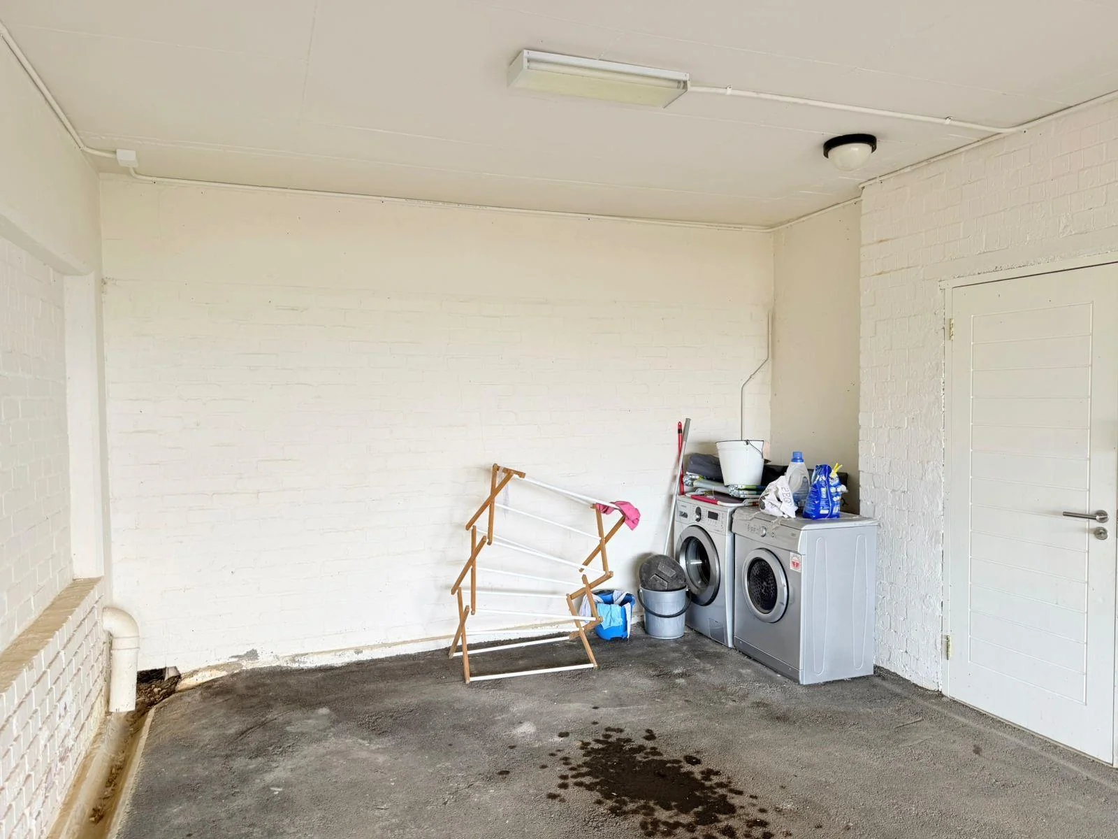 Furnished, modern and light apartment with stunning sea and mountain views.