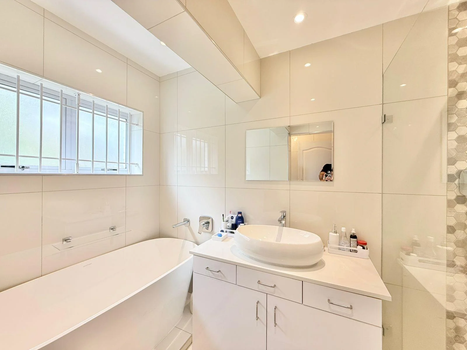 Furnished, modern and light apartment with stunning sea and mountain views.