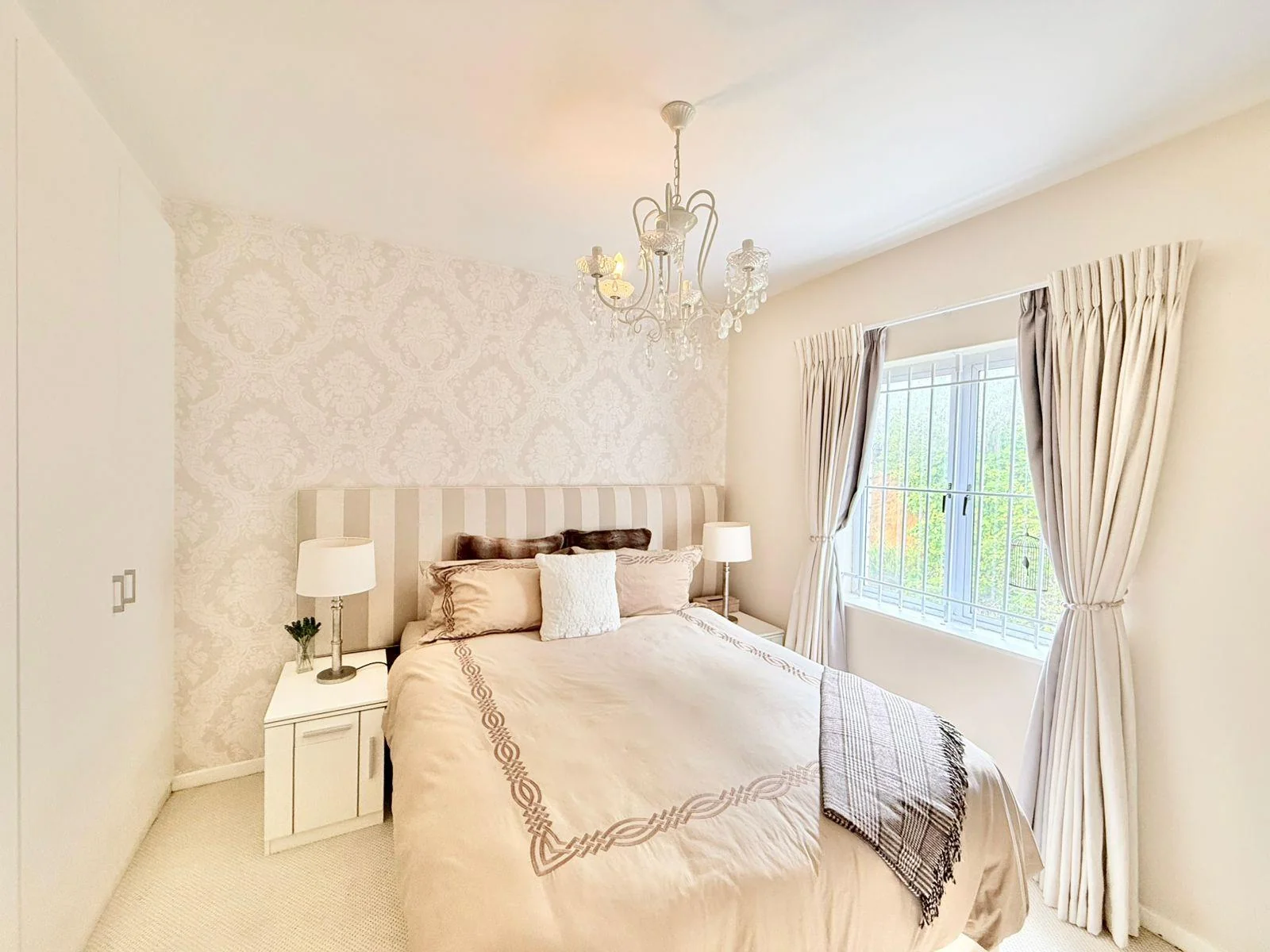 Furnished, modern and light apartment with stunning sea and mountain views.