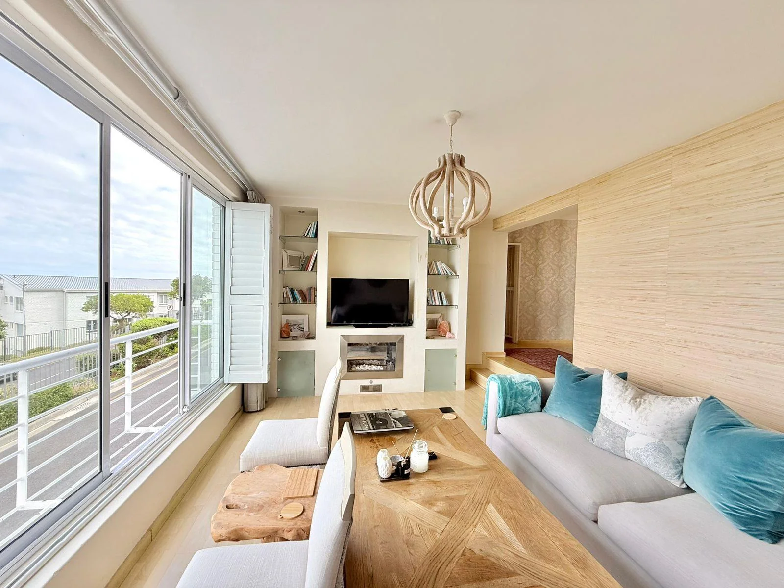 Furnished, modern and light apartment with stunning sea and mountain views.