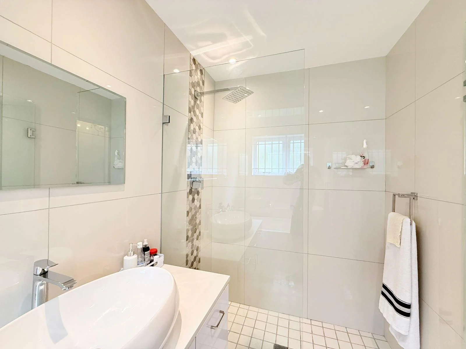 Furnished, modern and light apartment with stunning sea and mountain views.