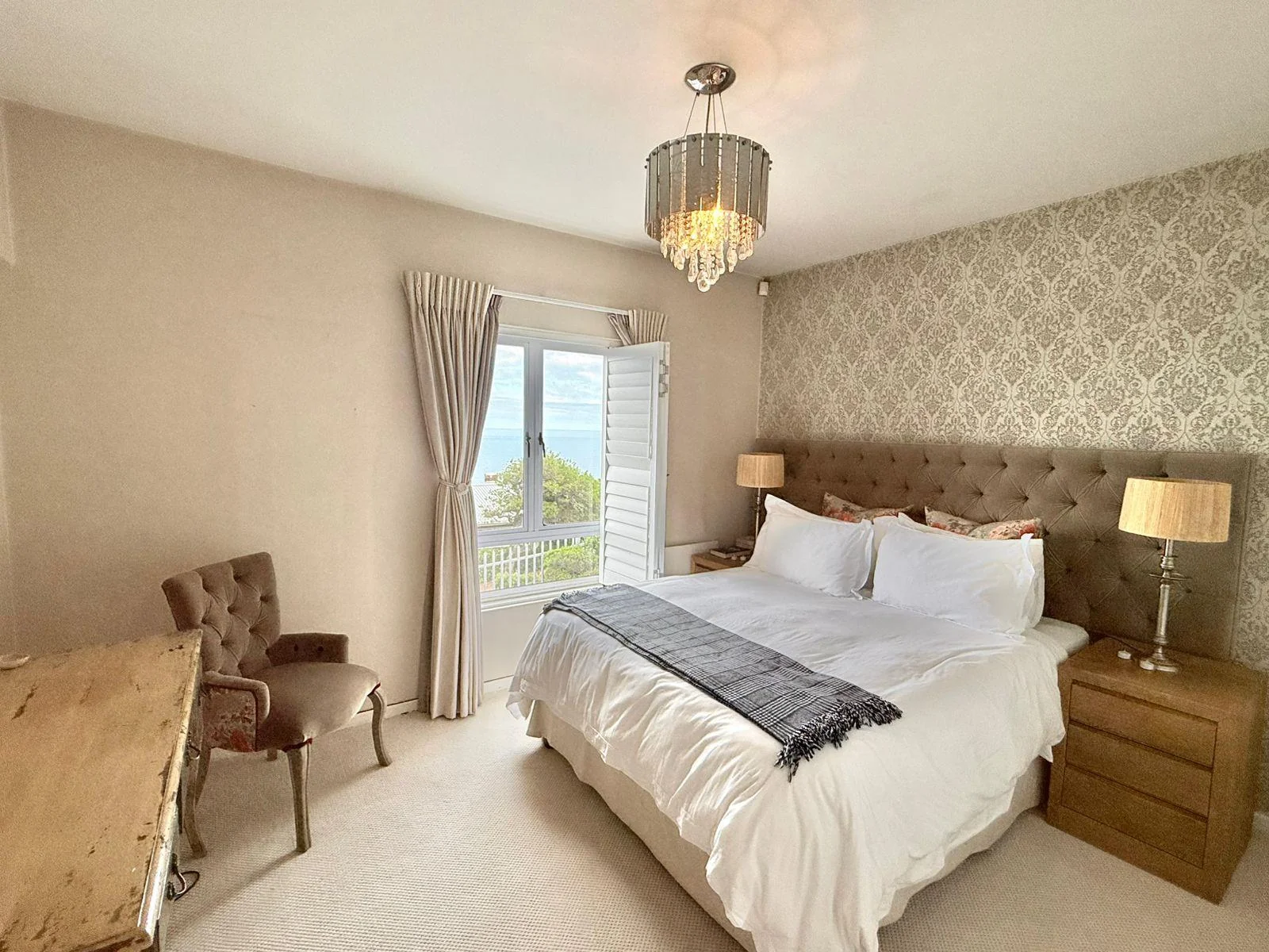 Furnished, modern and light apartment with stunning sea and mountain views.