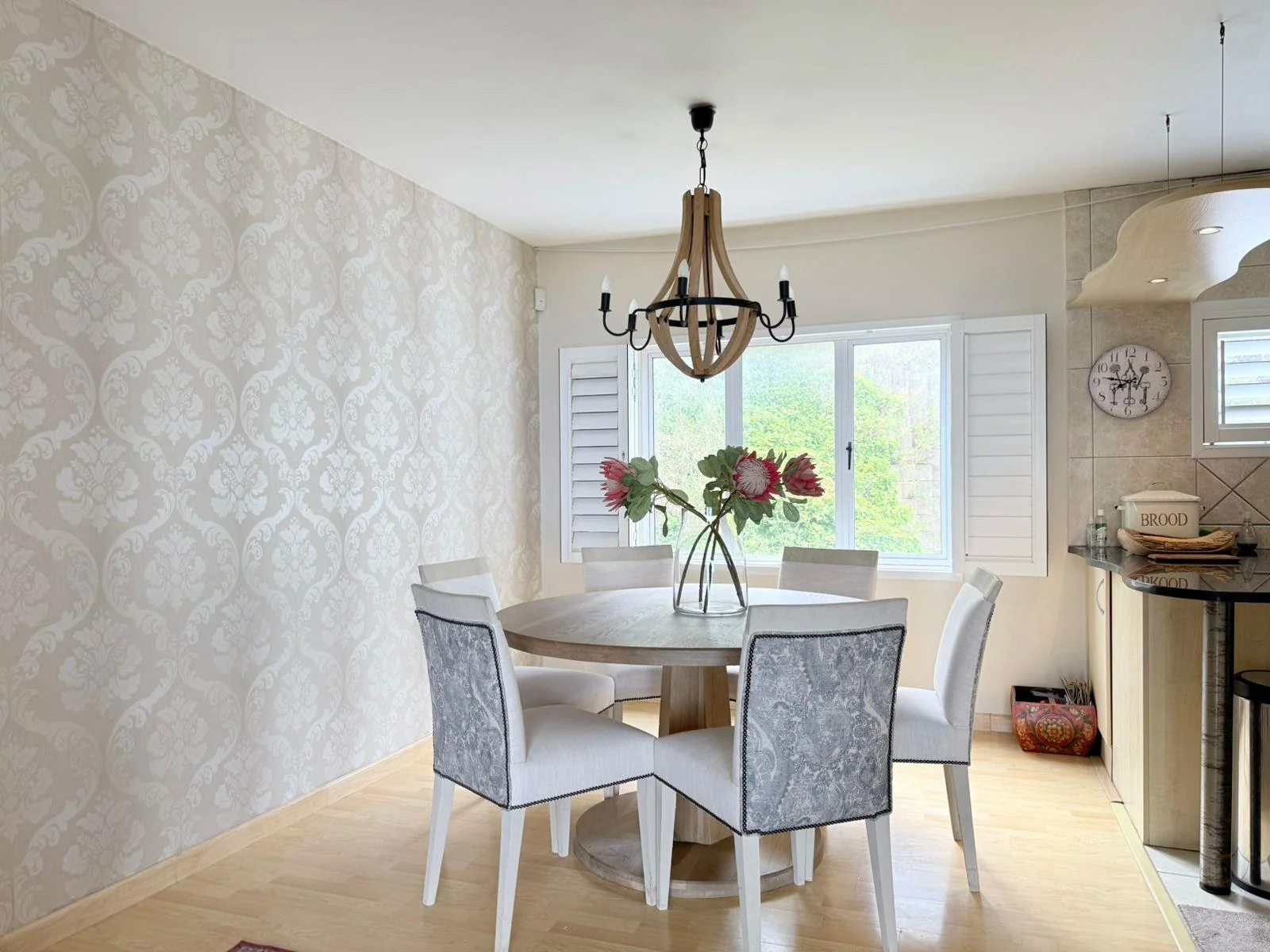 Furnished, modern and light apartment with stunning sea and mountain views.