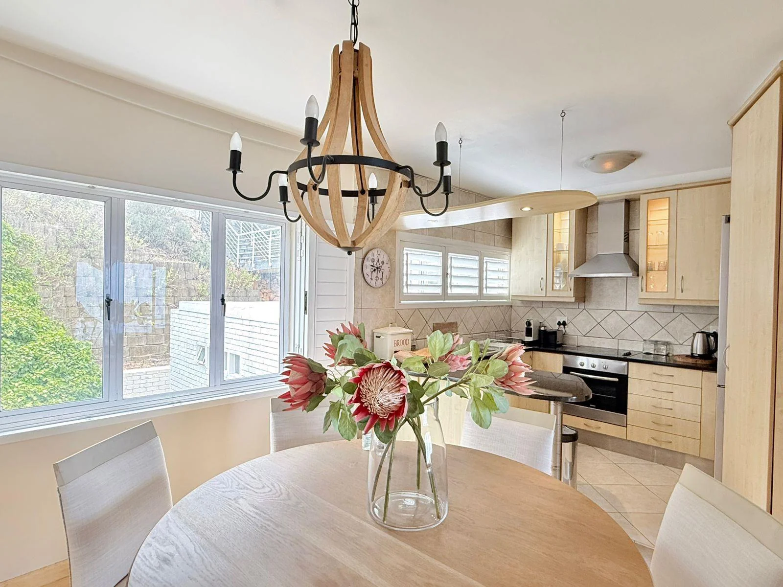 Furnished, modern and light apartment with stunning sea and mountain views.