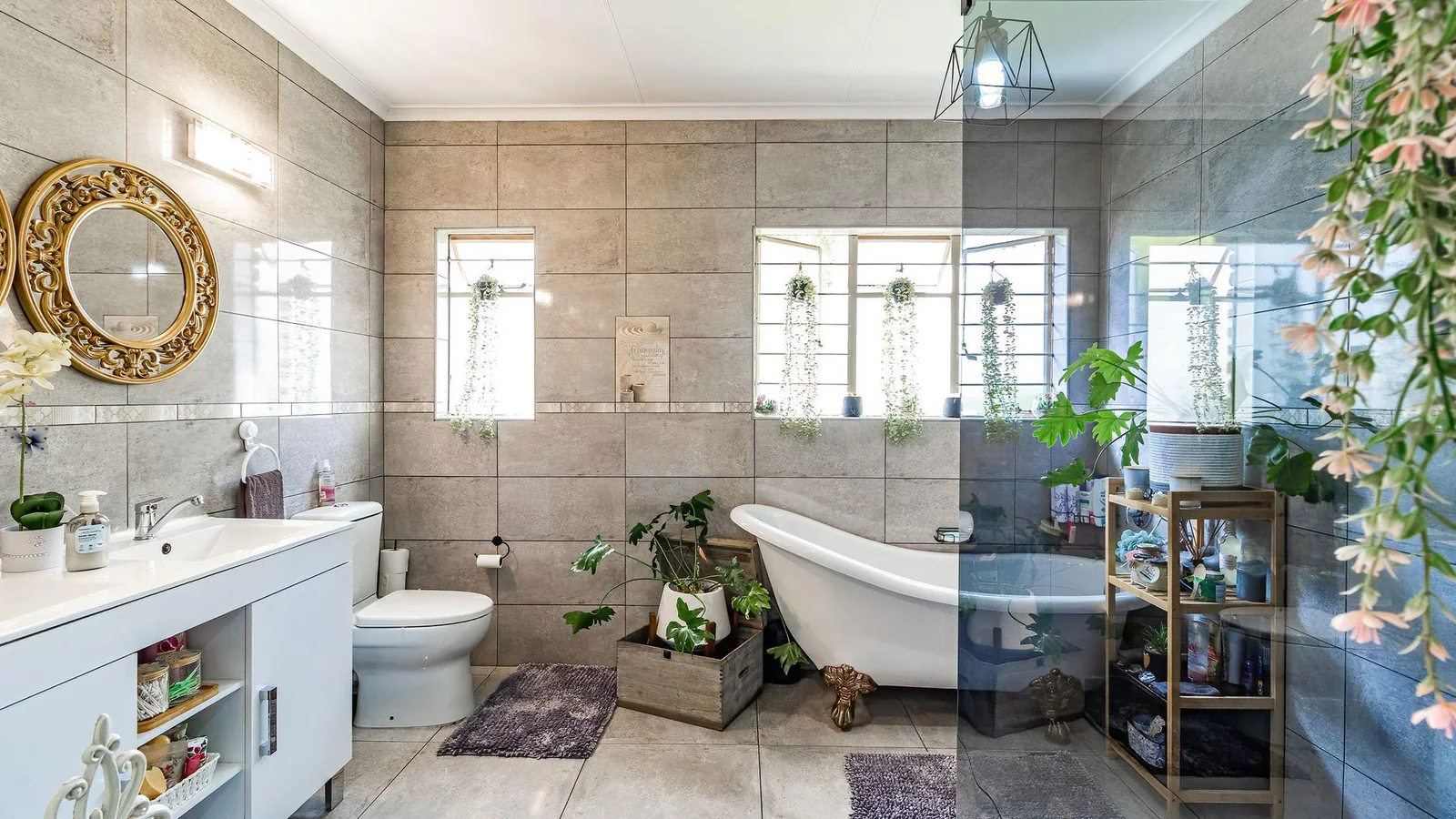 Expansive Family Living in Secure Dunlin Estates