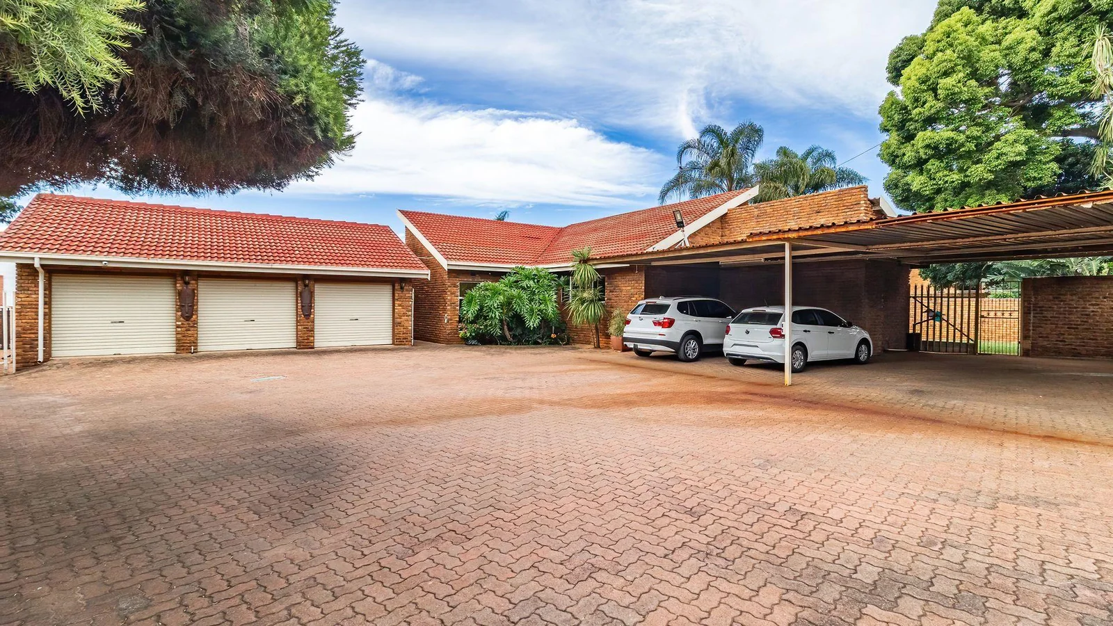 Expansive Family Living in Secure Dunlin Estates