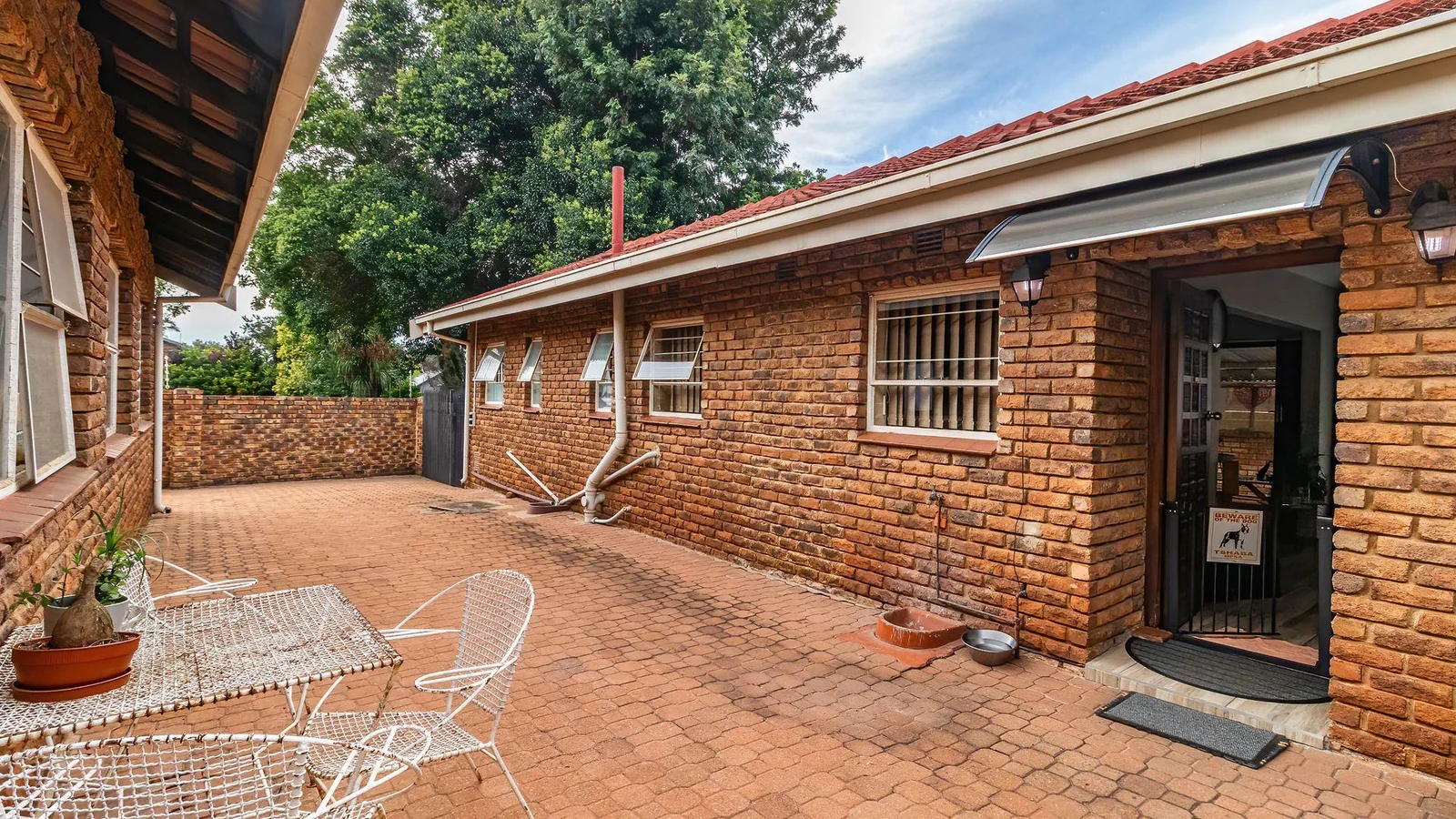 Expansive Family Living in Secure Dunlin Estates