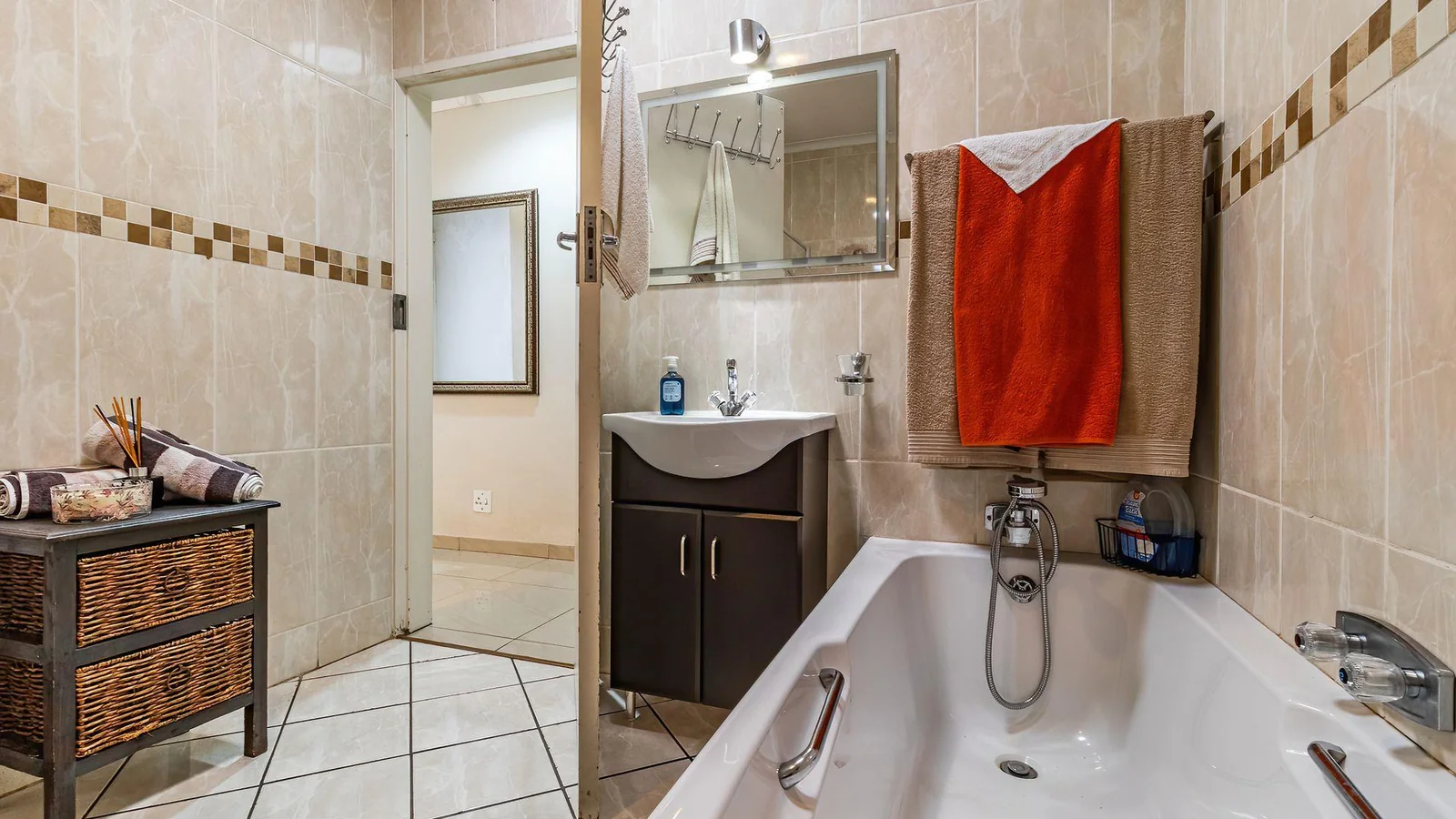 Expansive Family Living in Secure Dunlin Estates