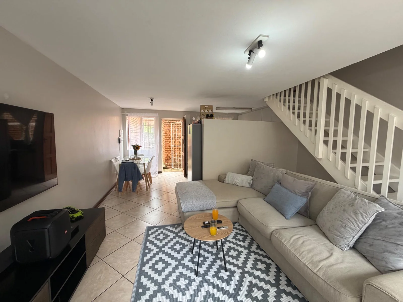 DUPLEX IN A NEAT COMPLEX!