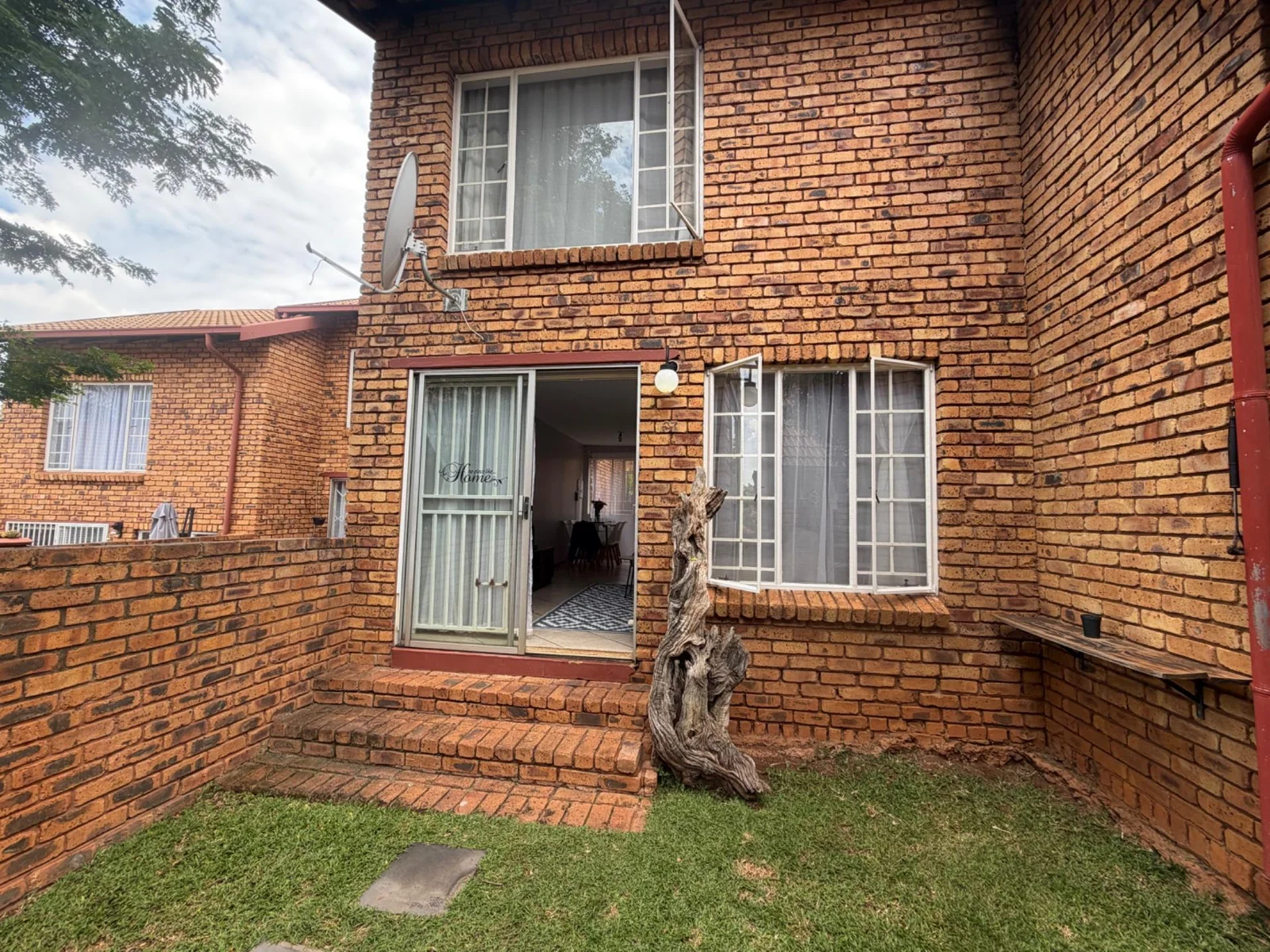 DUPLEX IN A NEAT COMPLEX!