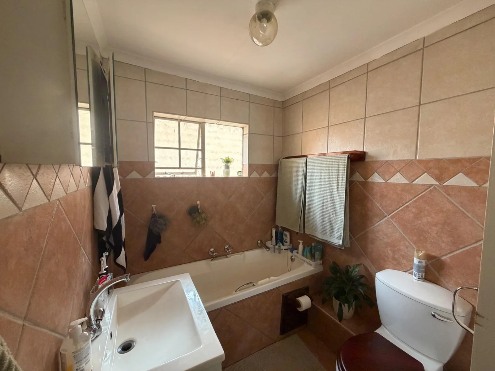 DUPLEX IN A NEAT COMPLEX!