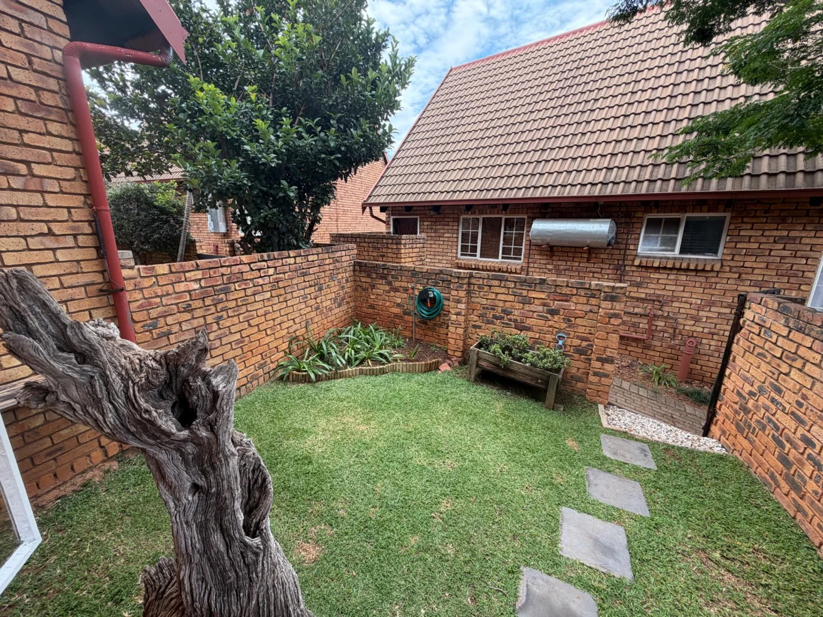 DUPLEX IN A NEAT COMPLEX!