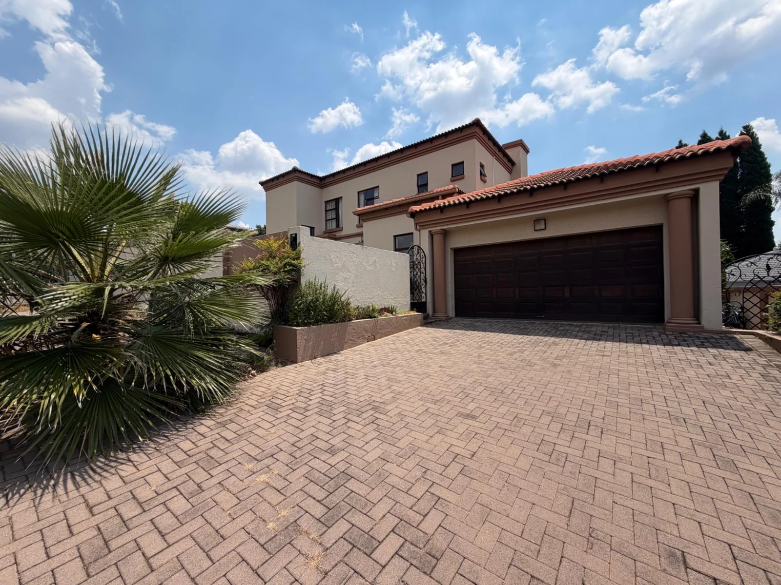 NEW LISTING ..... INSIDE POPULAR SECURITY ESTATE!