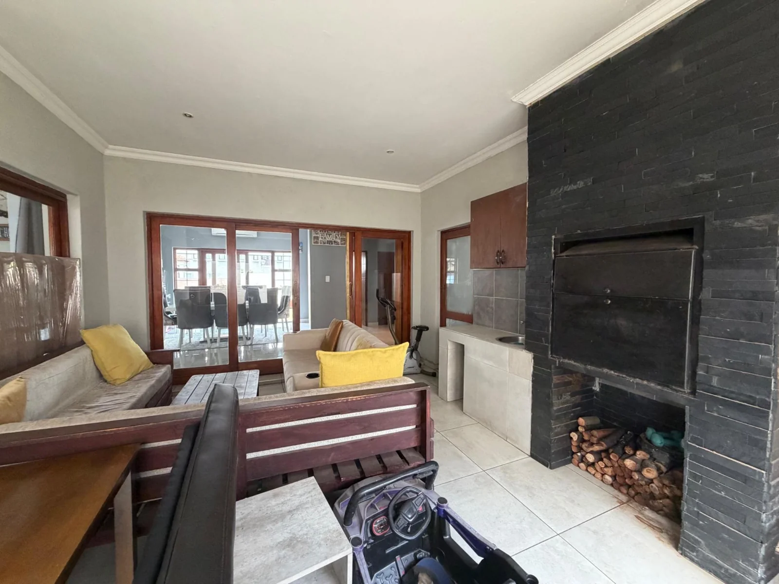 NEW LISTING ..... INSIDE POPULAR SECURITY ESTATE!