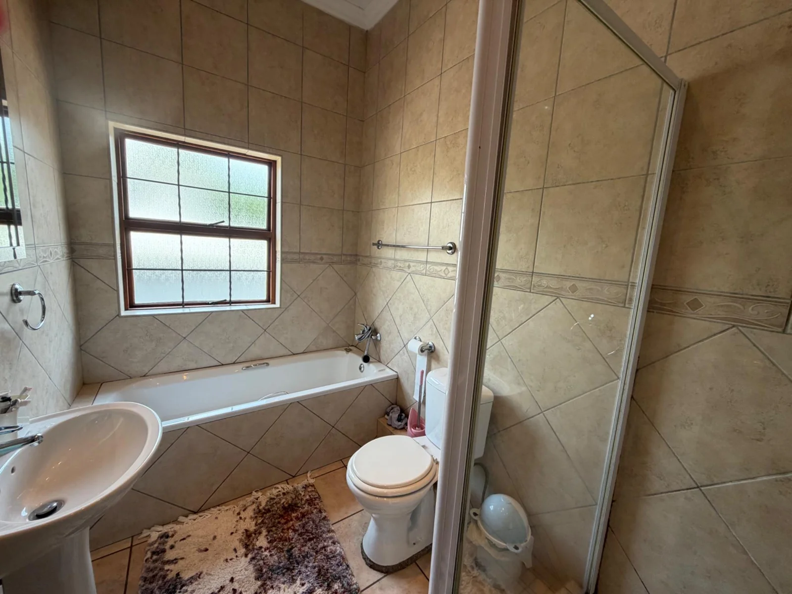 NEW LISTING ..... INSIDE POPULAR SECURITY ESTATE!