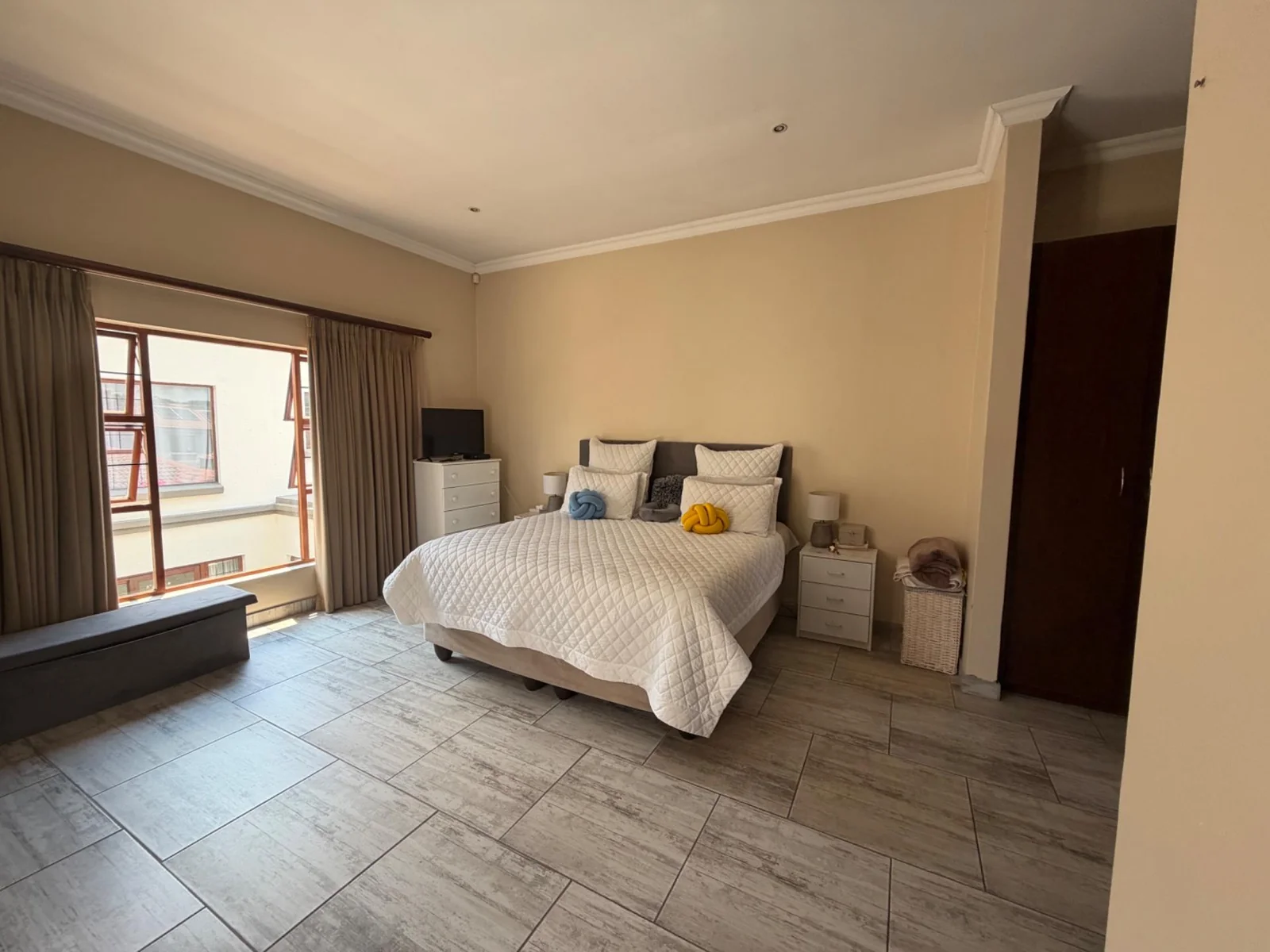 NEW LISTING ..... INSIDE POPULAR SECURITY ESTATE!