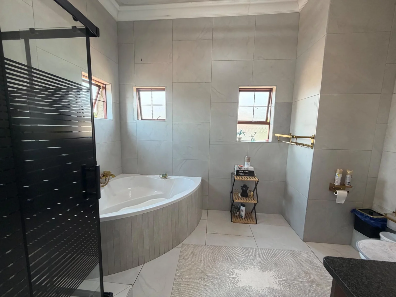 NEW LISTING ..... INSIDE POPULAR SECURITY ESTATE!