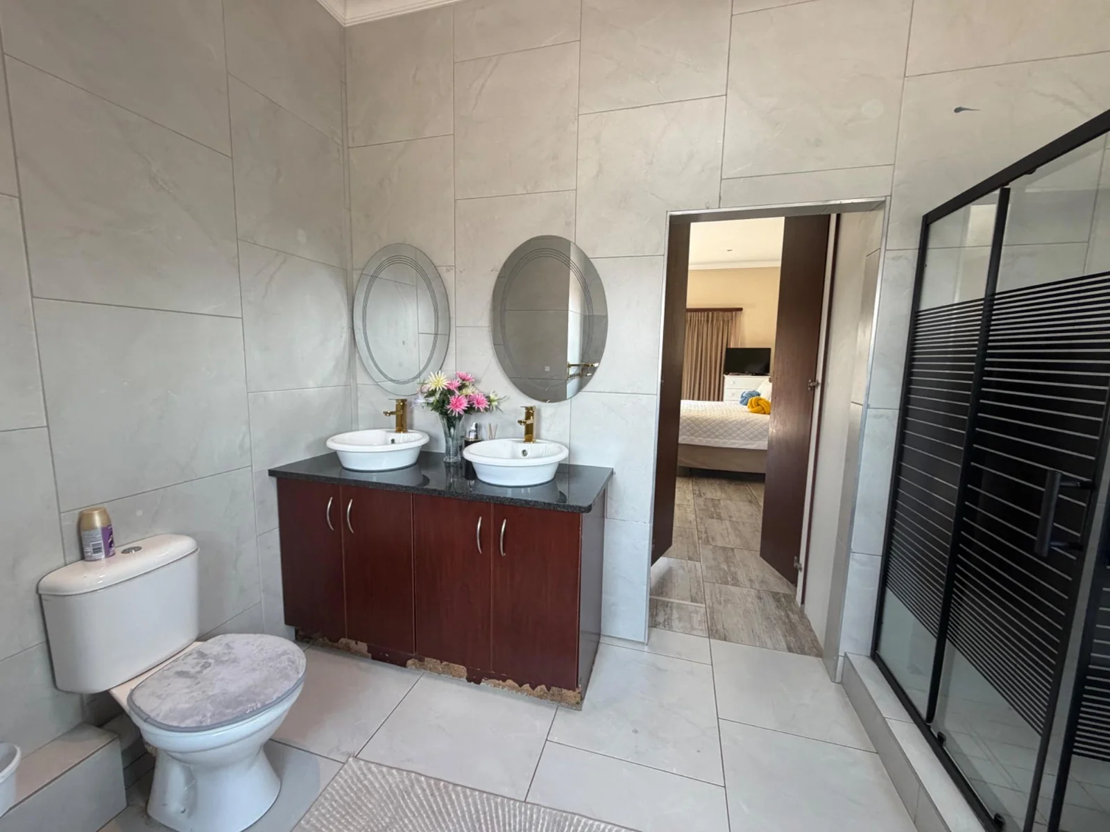 NEW LISTING ..... INSIDE POPULAR SECURITY ESTATE!