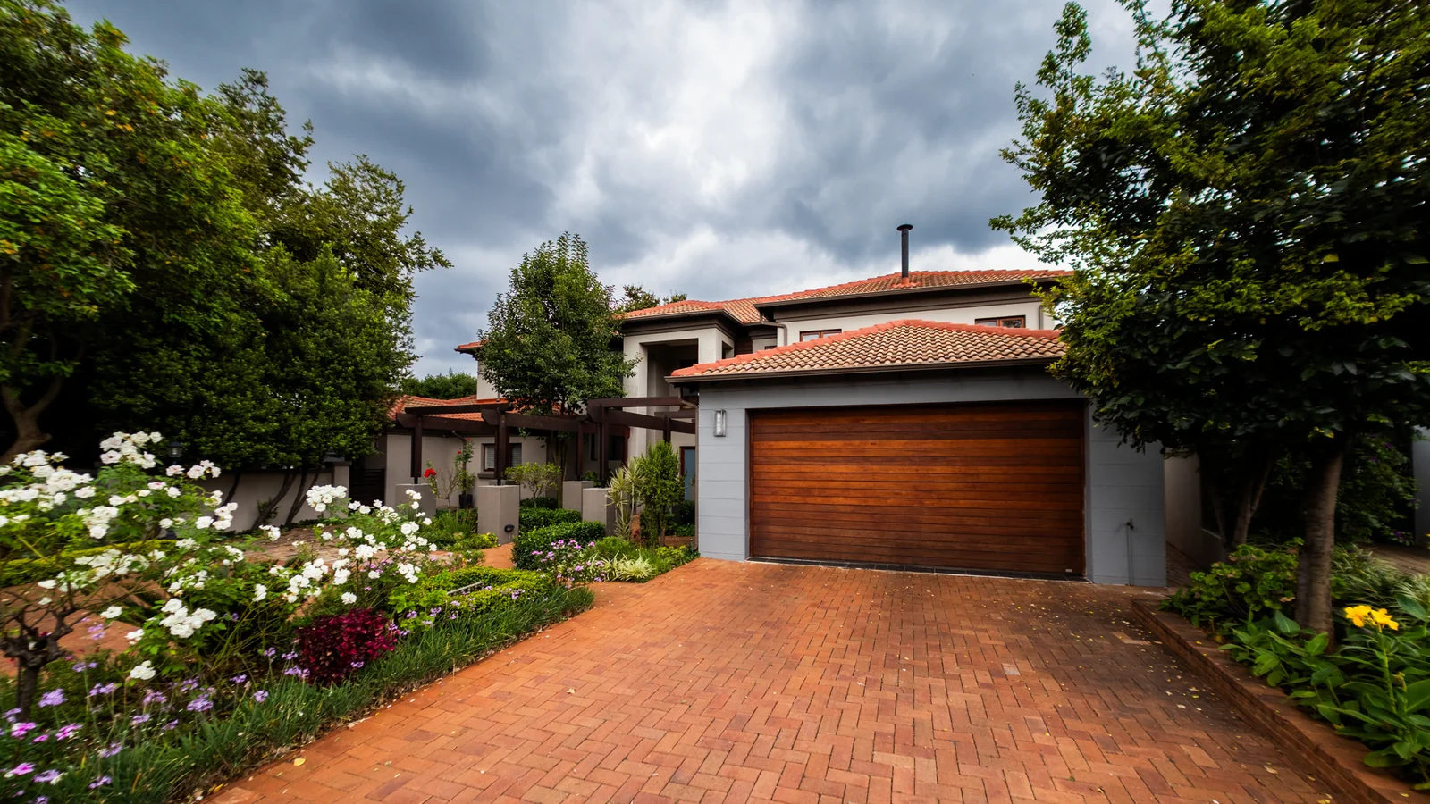 GENEROUS CLASSIC FAMILY HOME – SOLE AND EXCLUSIVE MANDATE