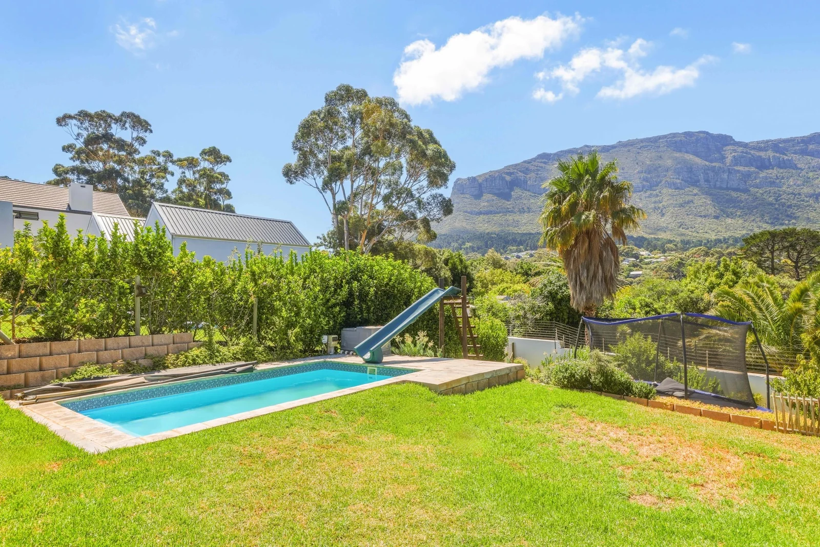 Modern 3 bedroom home, with sensational views, in elevated boutique security estate.