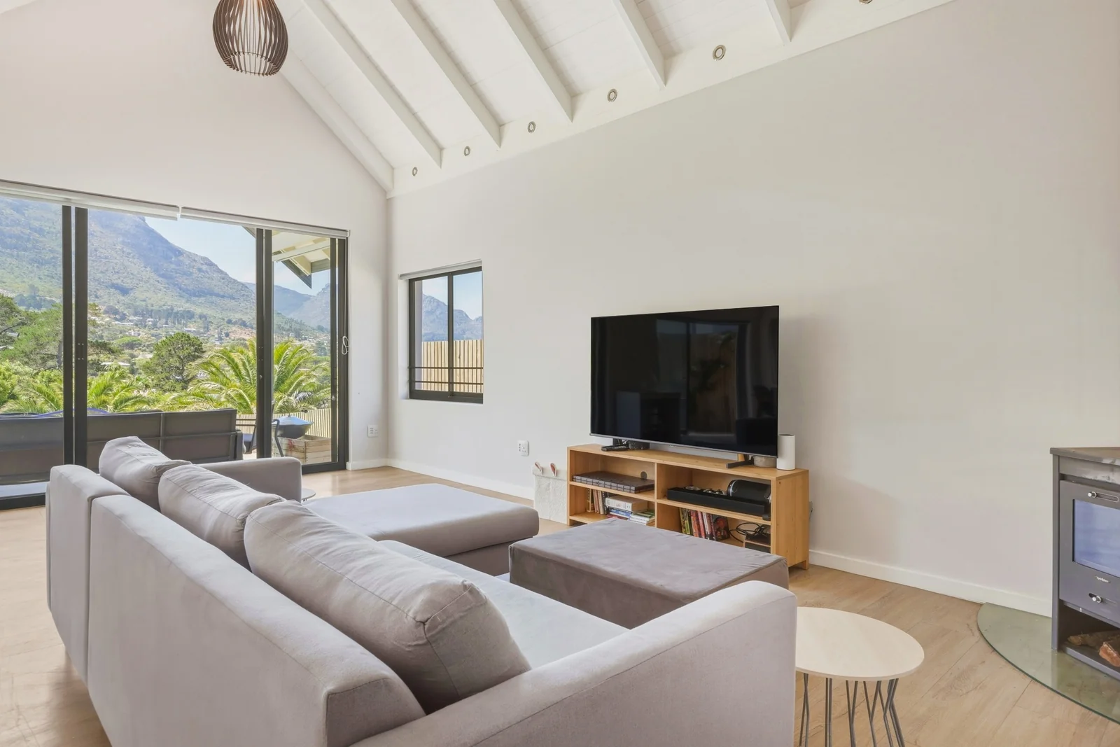 Modern 3 bedroom home, with sensational views, in elevated boutique security estate.