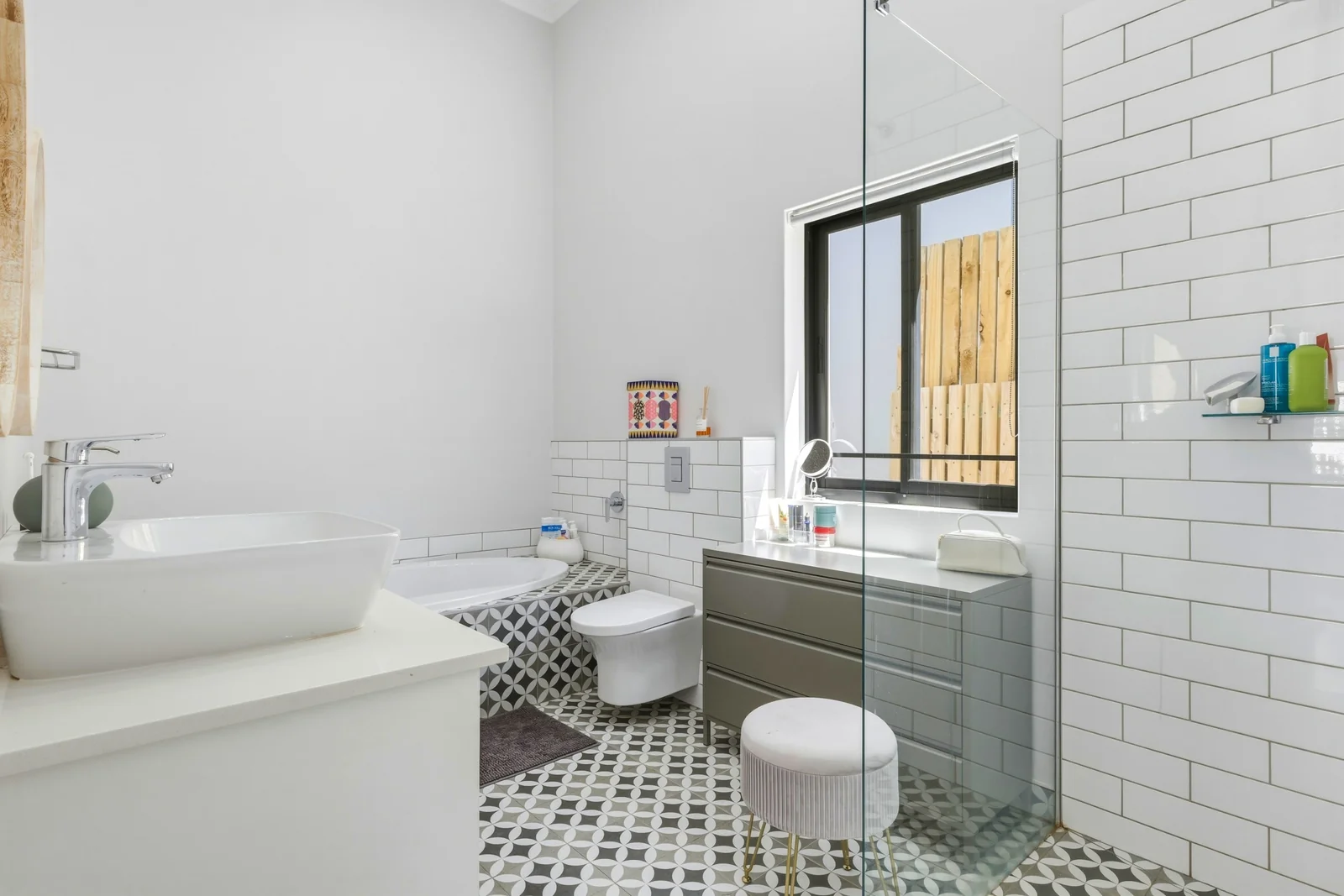 Modern 3 bedroom home, with sensational views, in elevated boutique security estate.