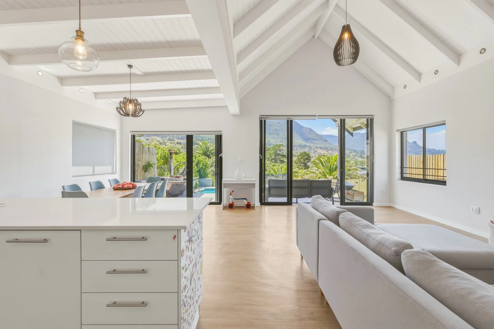 Modern 3 bedroom home, with sensational views, in elevated boutique security estate.