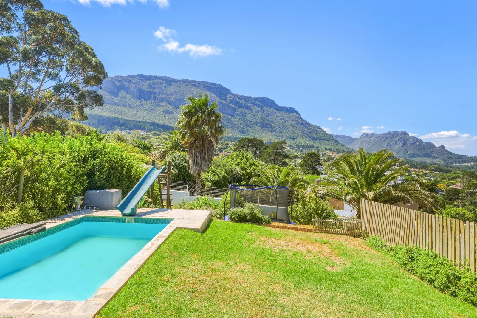 Modern 3 bedroom home, with sensational views, in elevated boutique security estate.
