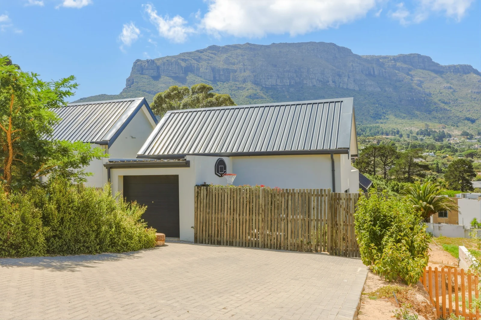 Modern 3 bedroom home, with sensational views, in elevated boutique security estate.