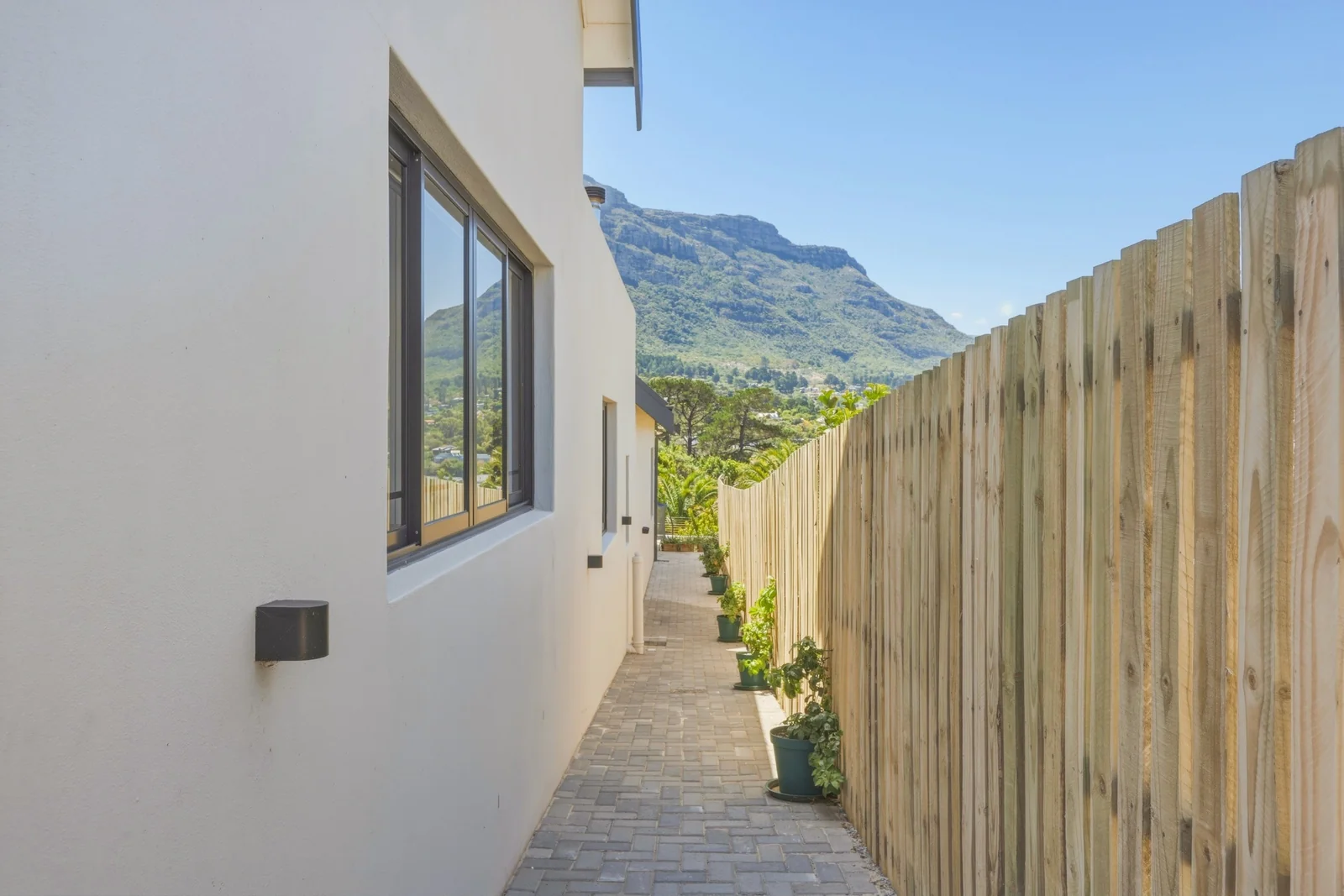 Modern 3 bedroom home, with sensational views, in elevated boutique security estate.
