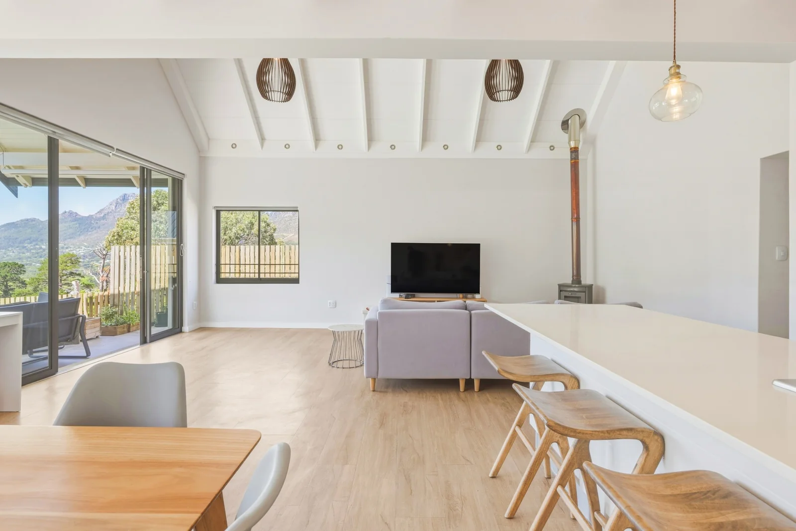 Modern 3 bedroom home, with sensational views, in elevated boutique security estate.