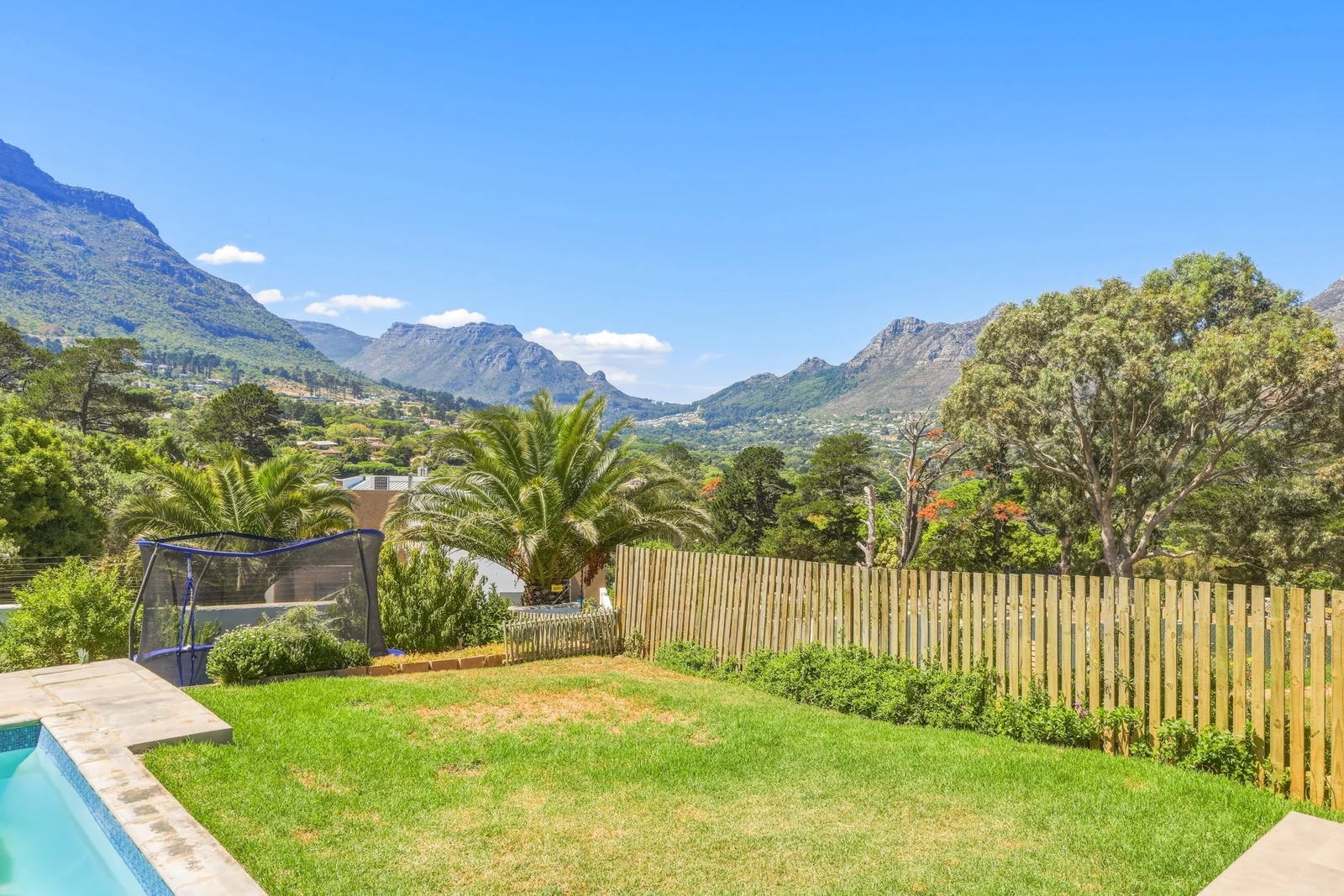 Modern 3 bedroom home, with sensational views, in elevated boutique security estate.