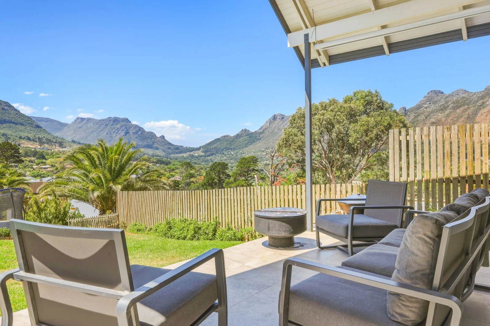 Modern 3 bedroom home, with sensational views, in elevated boutique security estate.