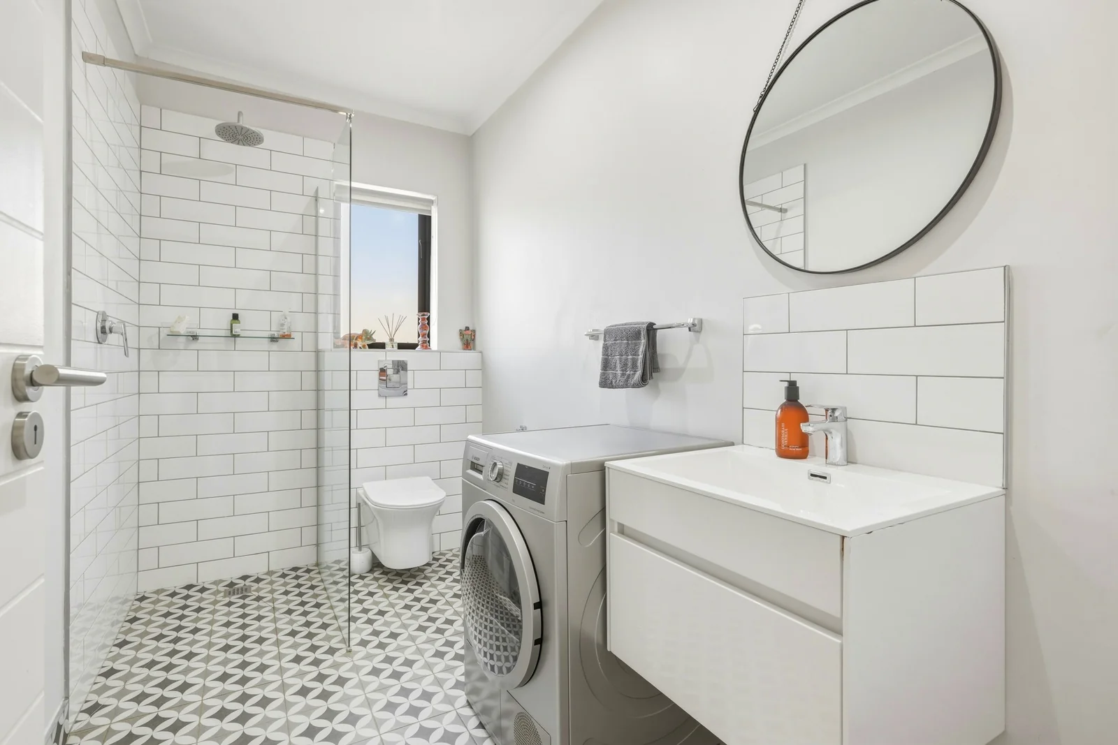 Modern 3 bedroom home, with sensational views, in elevated boutique security estate.