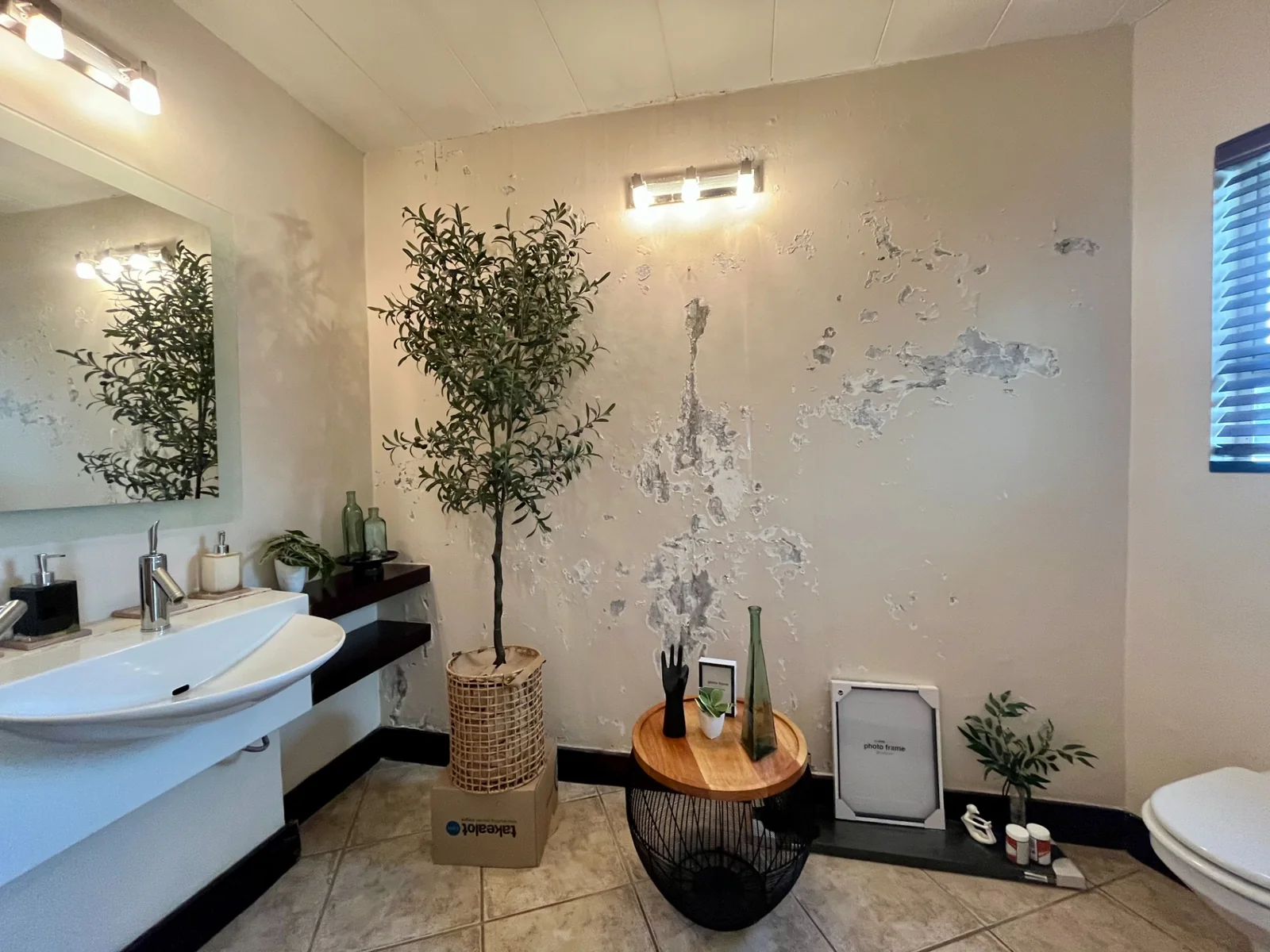 Just Listed <br/><br/>Architectural Dream where top location, luxury and style meet.