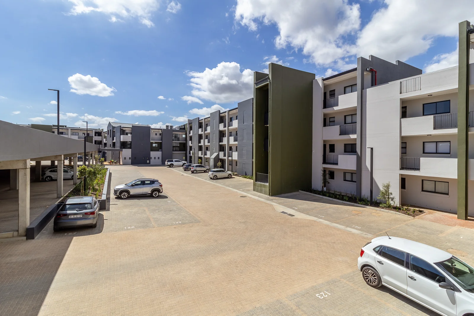 Vacant 3 bedroom apartment for sale in Newinbosch Estate