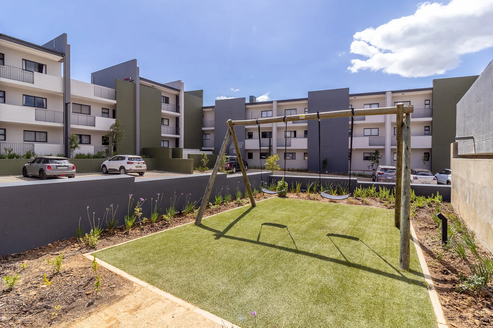 Vacant 3 bedroom apartment for sale in Newinbosch Estate