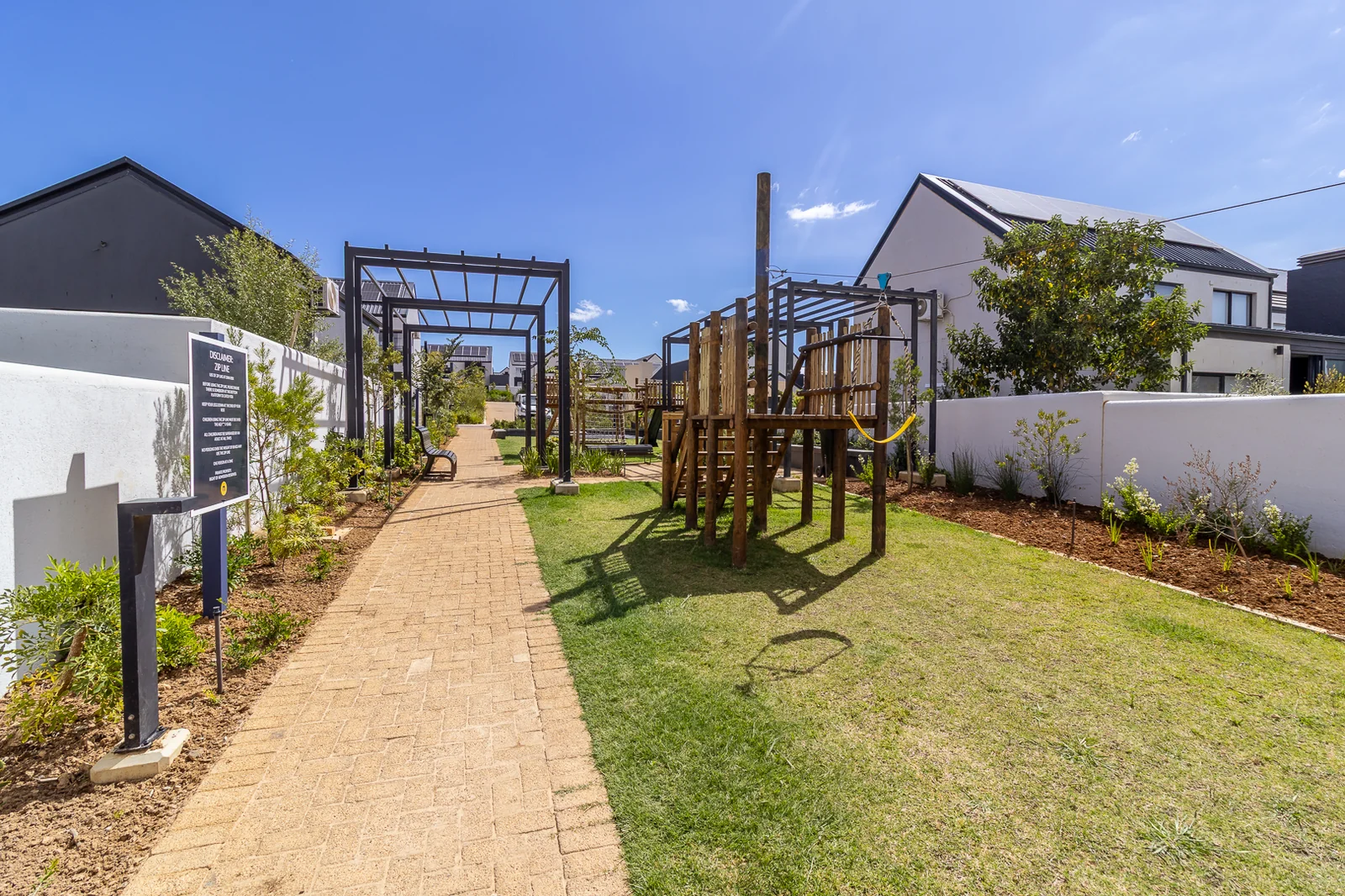 Vacant 3 bedroom apartment for sale in Newinbosch Estate