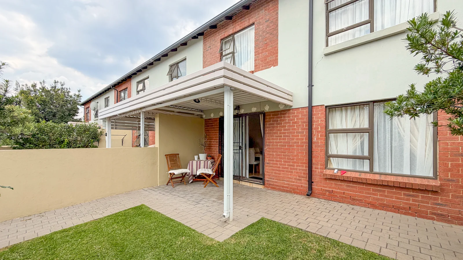 Stylish 3-Bed Duplex with Double Garage + Louvered Patio