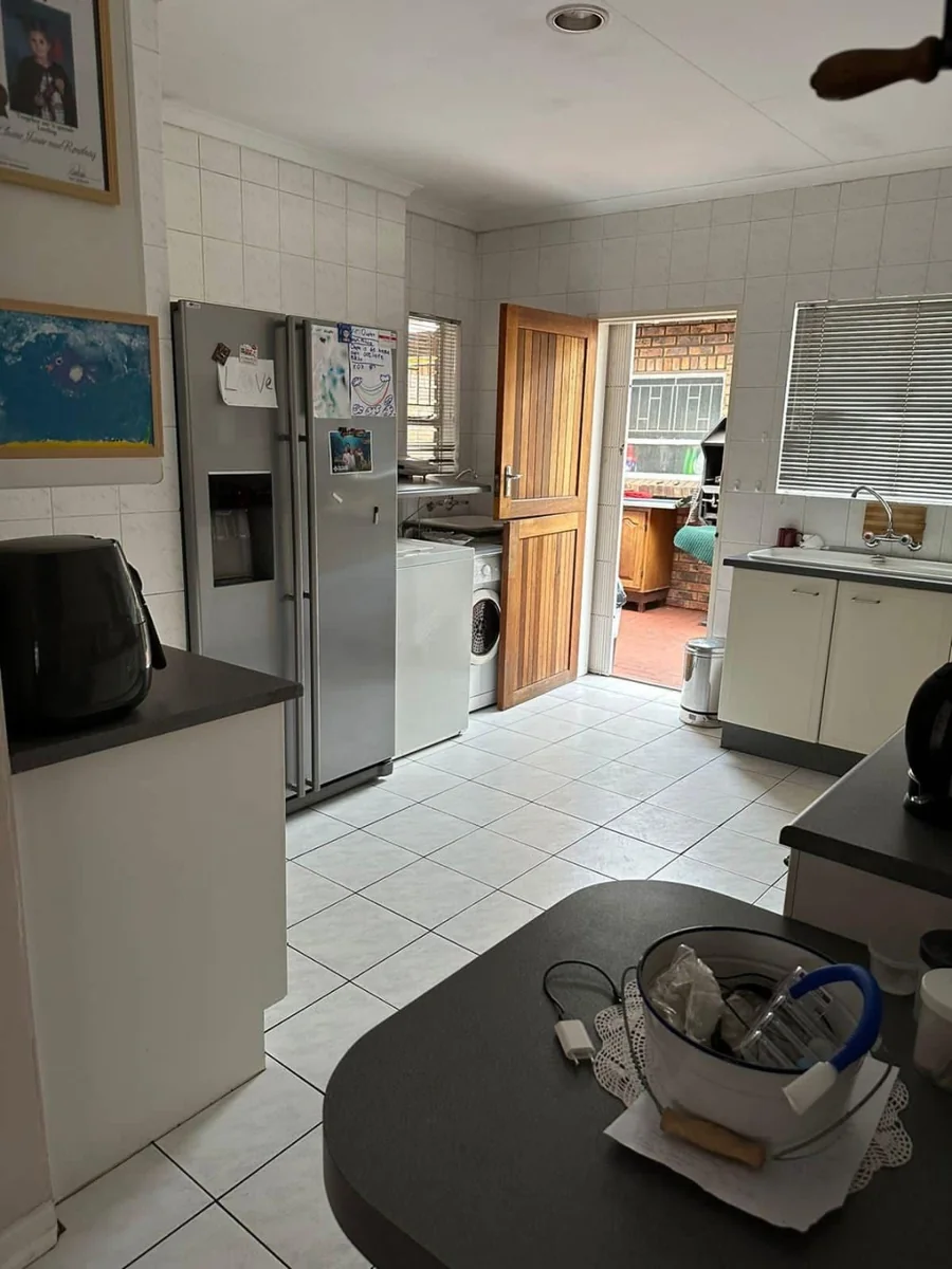 Spacious townhouse to let in Three Rivers, close to all amenities.