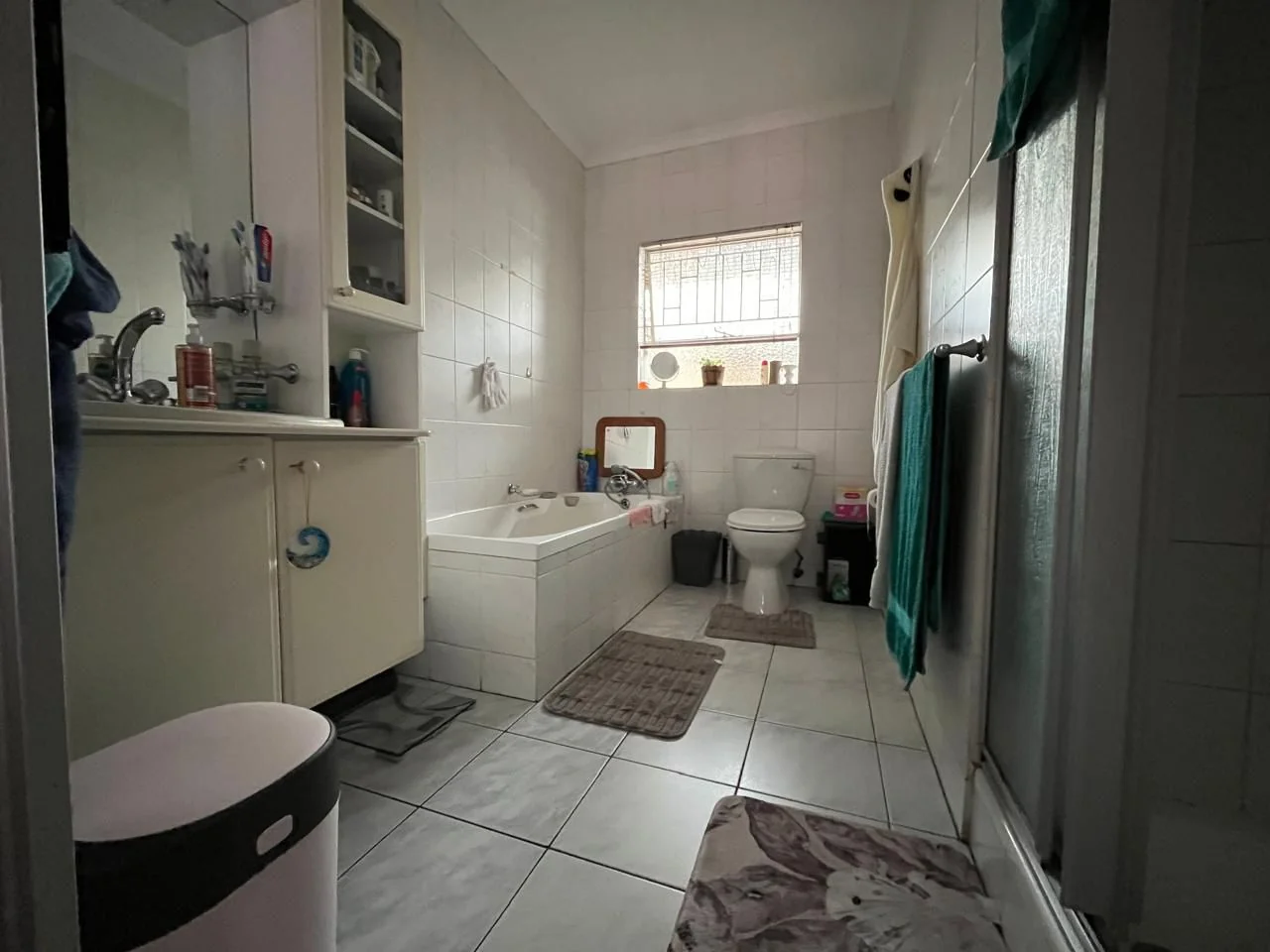 Spacious townhouse to let in Three Rivers, close to all amenities.