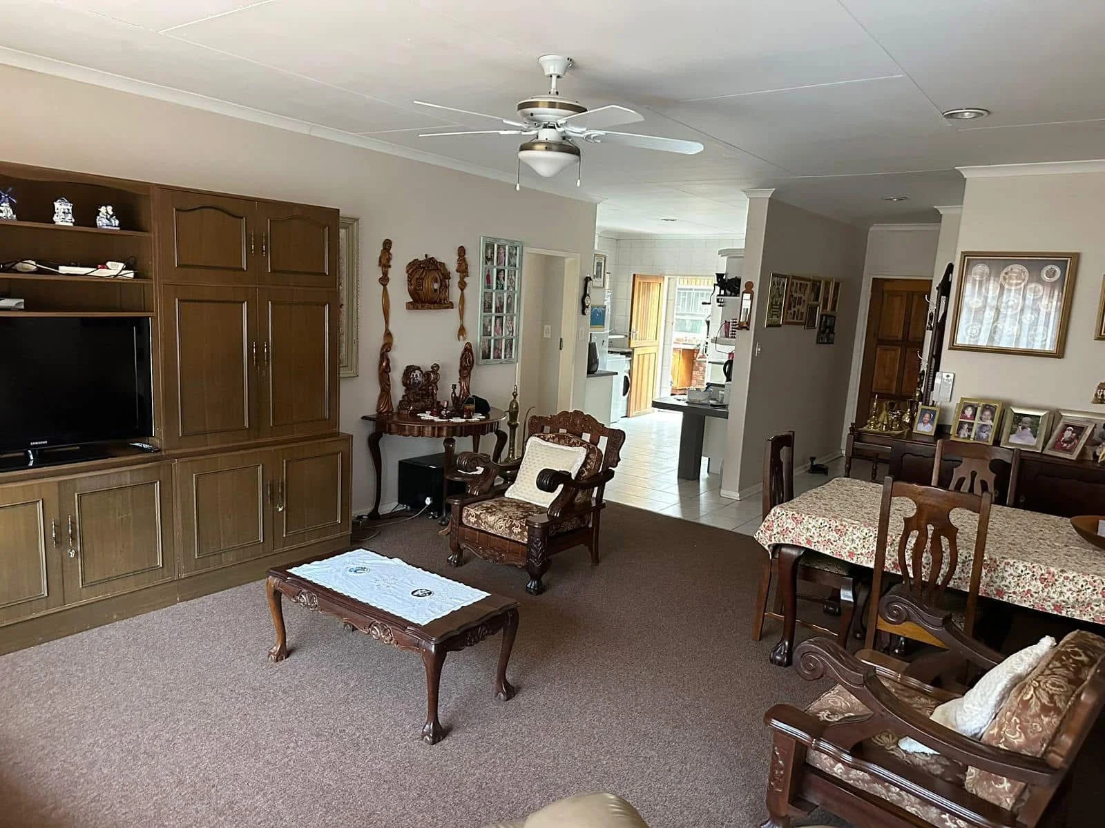 Spacious townhouse to let in Three Rivers, close to all amenities.