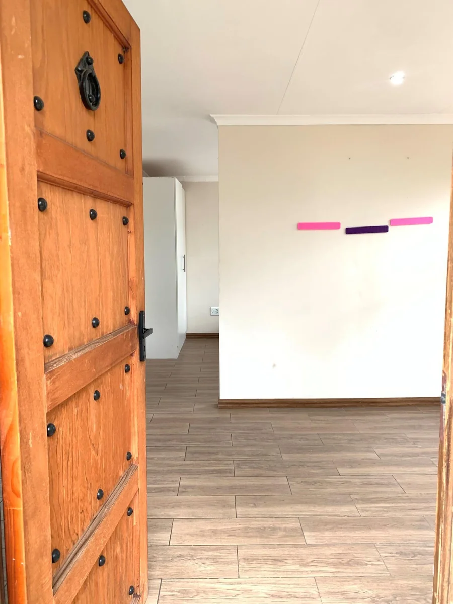 Modern & Secure Bachelor Cottage in the Heart of Noordwyk