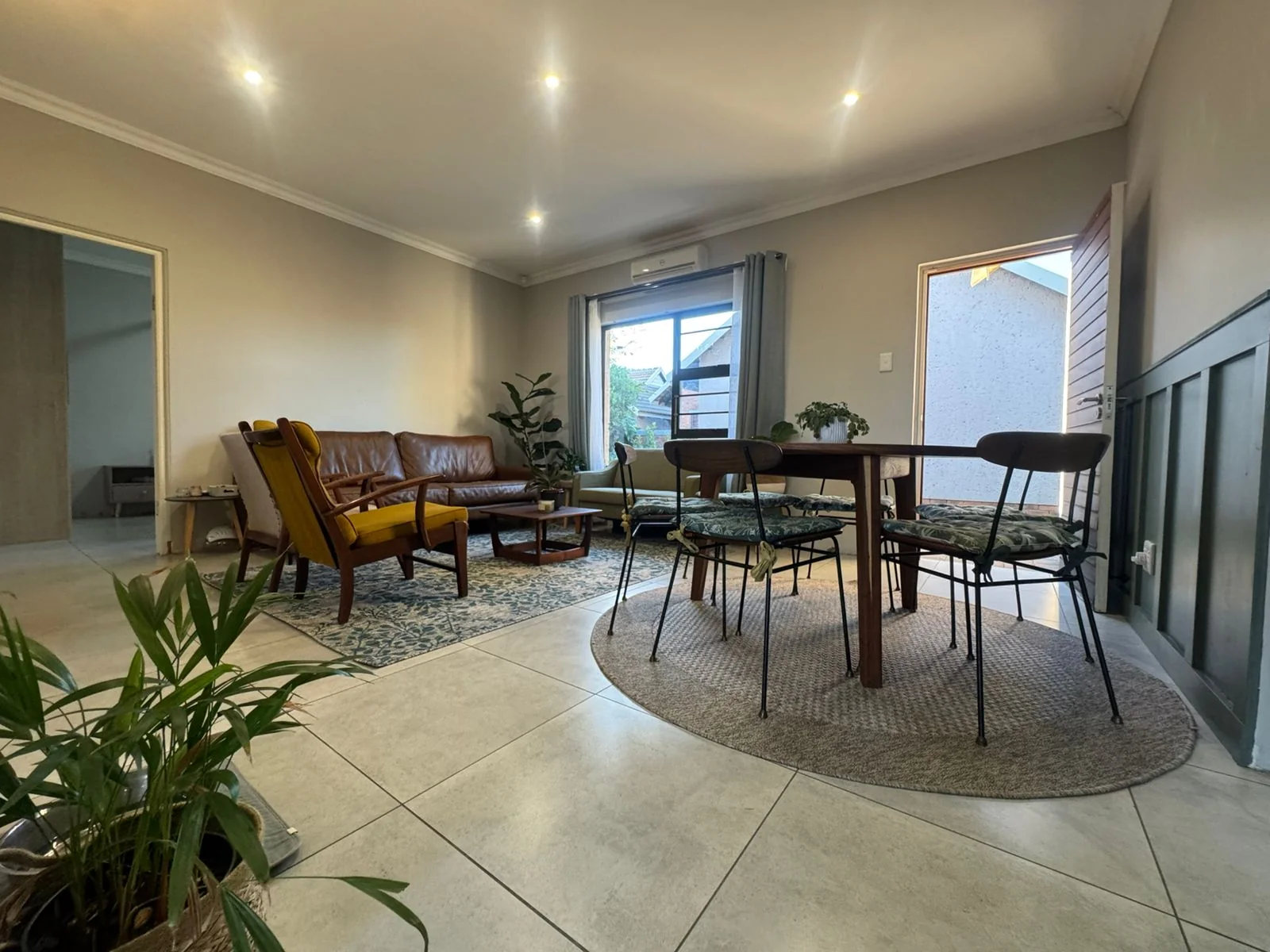 Picture Perfect 3 Bedroom, 2 Bathroom Townhouse.