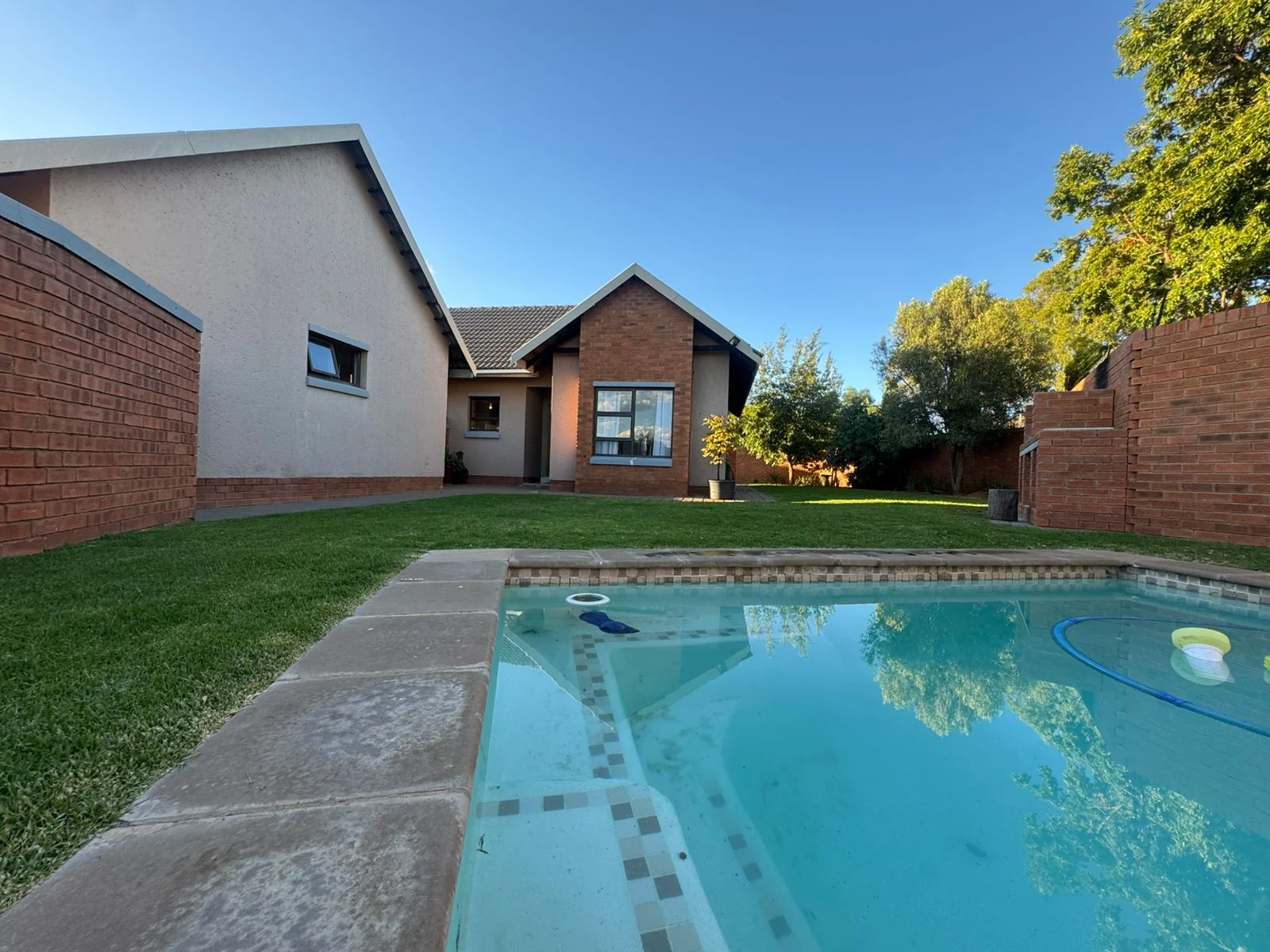 Picture Perfect 3 Bedroom, 2 Bathroom Townhouse.