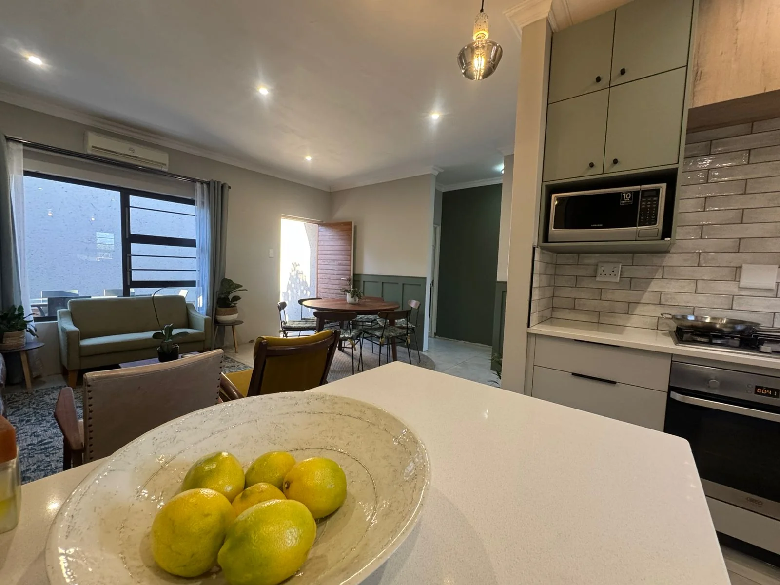 Picture Perfect 3 Bedroom, 2 Bathroom Townhouse.