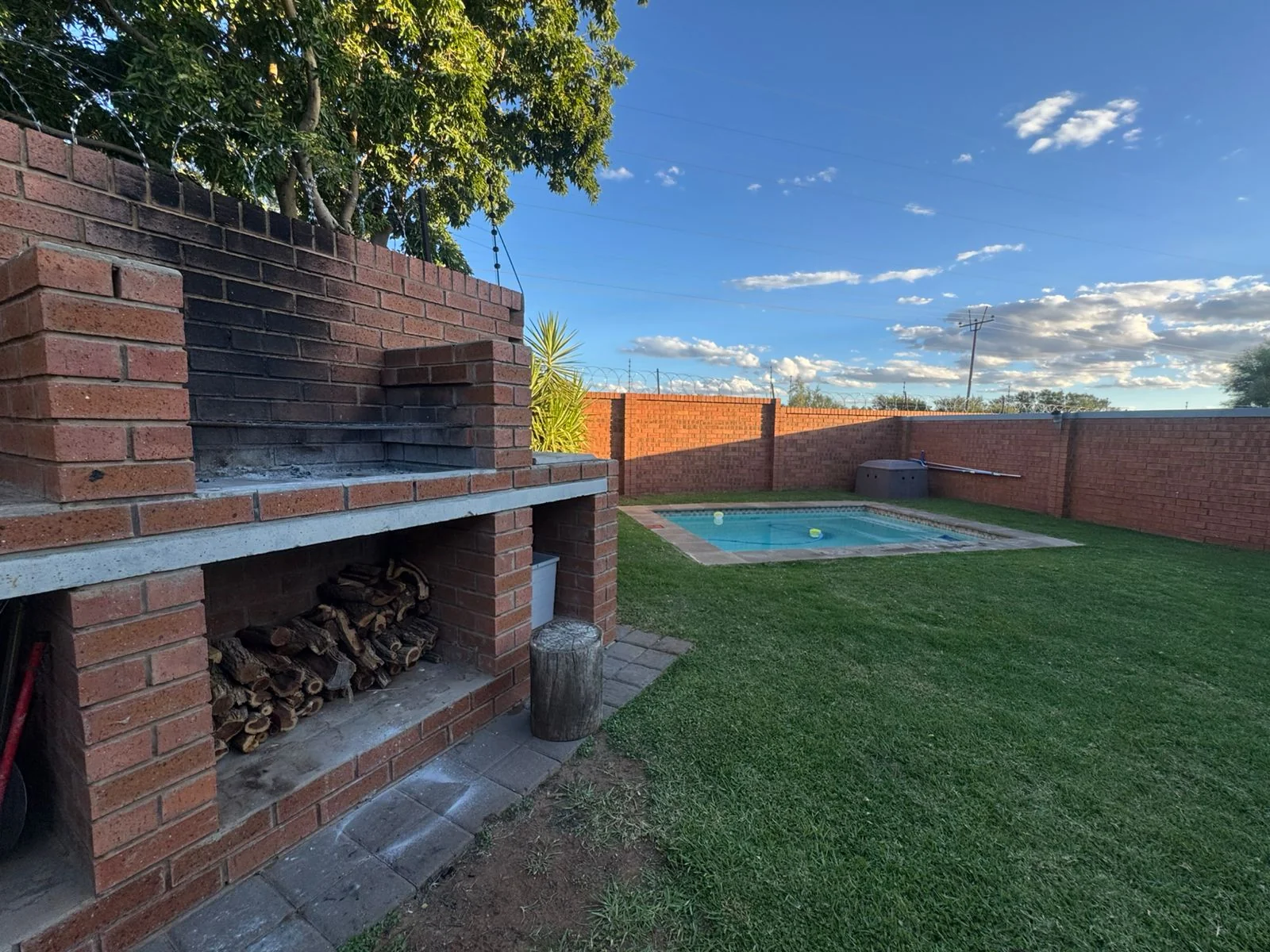 Picture Perfect 3 Bedroom, 2 Bathroom Townhouse.