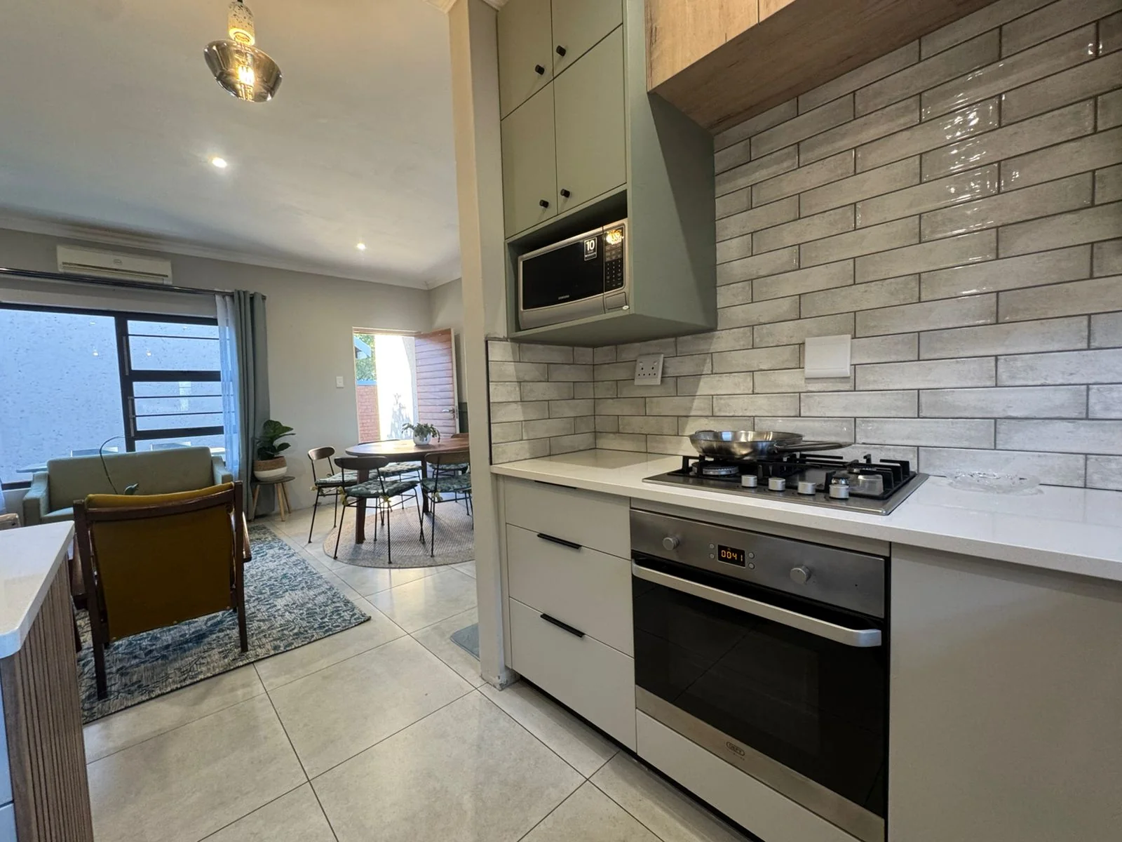 Picture Perfect 3 Bedroom, 2 Bathroom Townhouse.