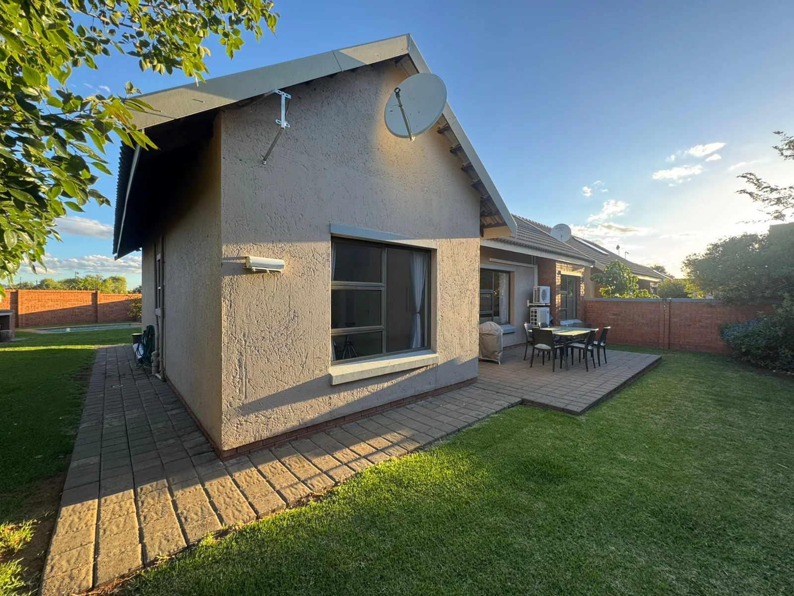 Picture Perfect 3 Bedroom, 2 Bathroom Townhouse.