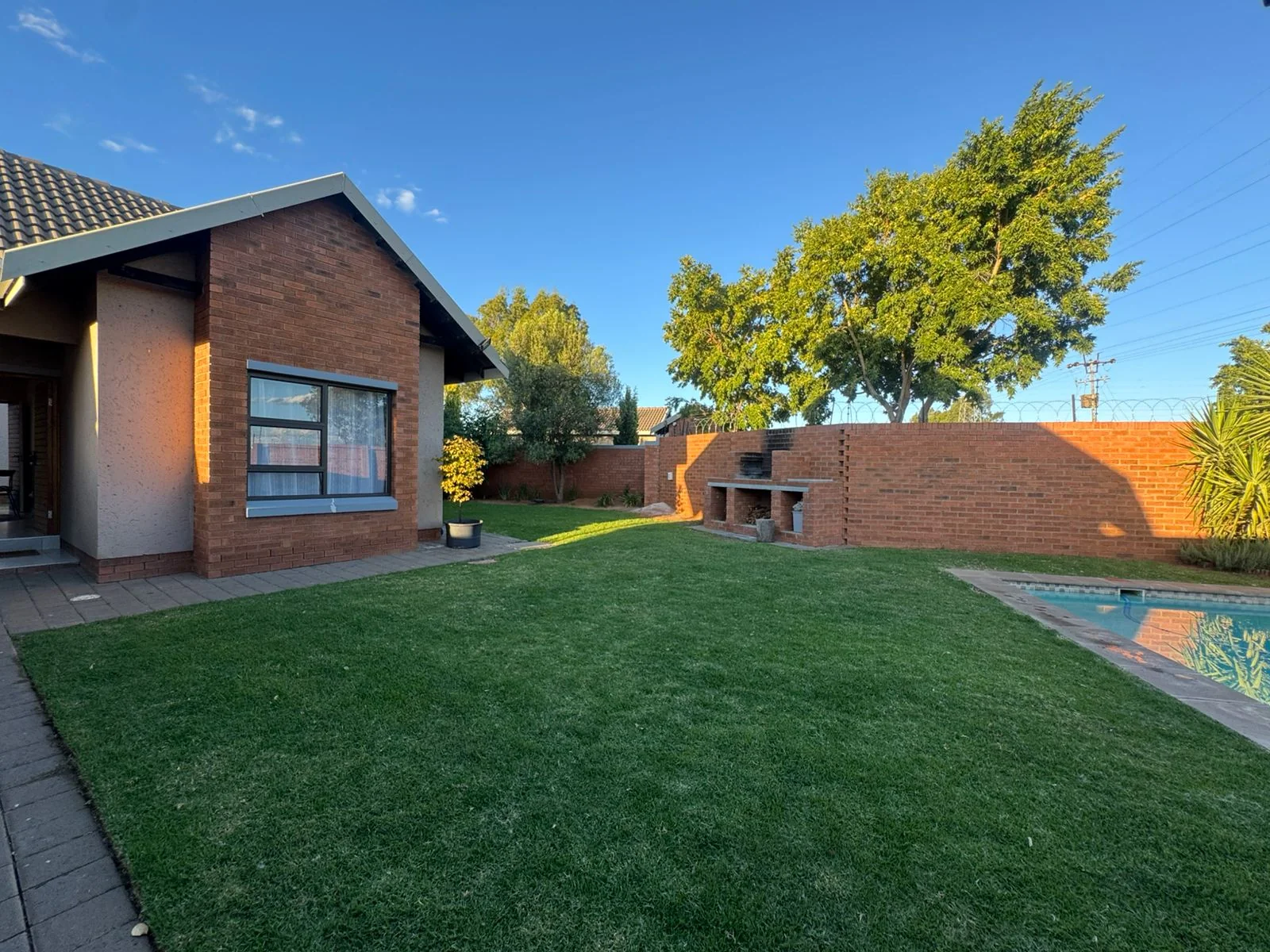 Picture Perfect 3 Bedroom, 2 Bathroom Townhouse.